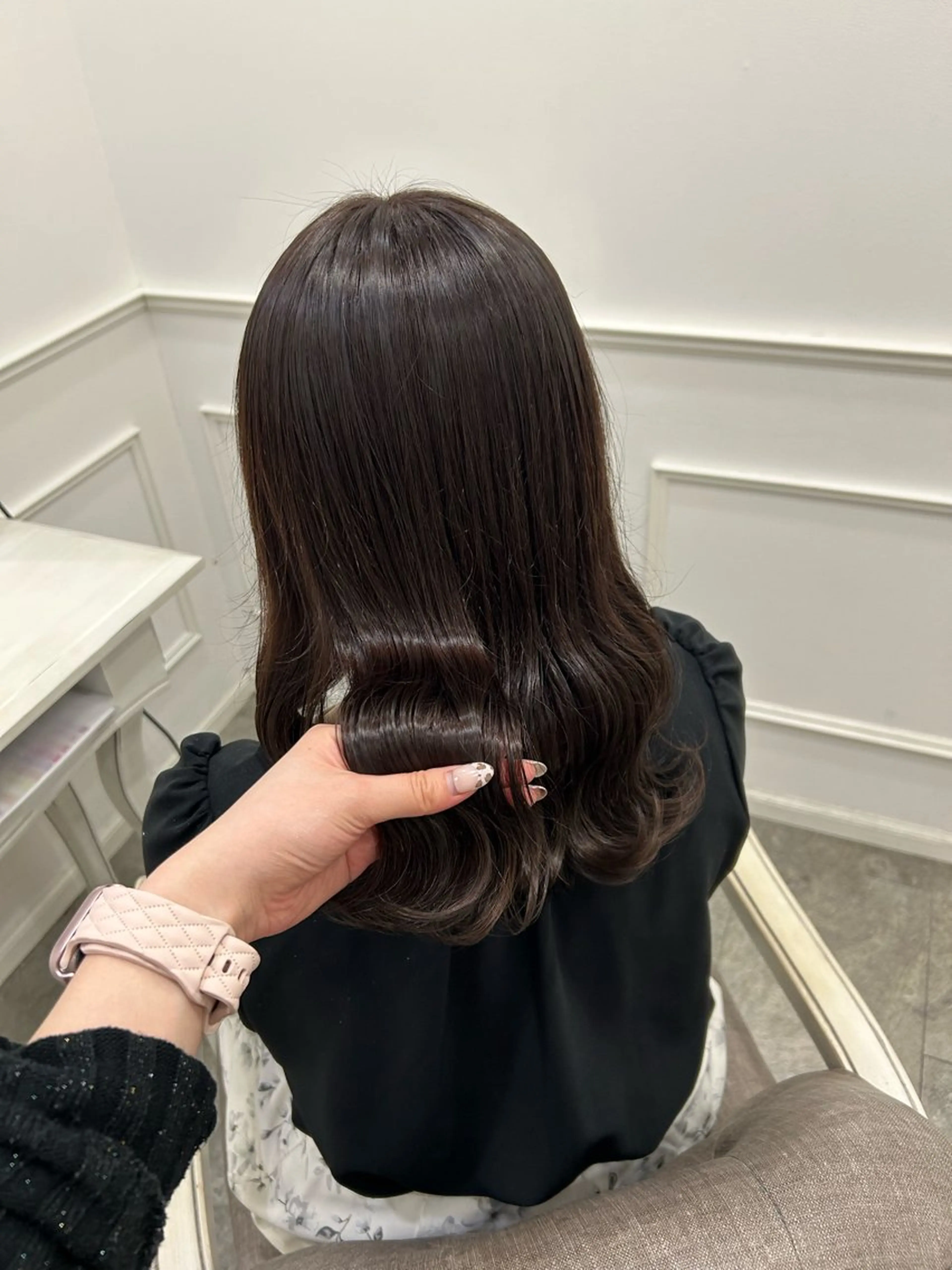 セミロング ラベンダーブラウン カット ヘアカラー 新田 妃那のヘアスタイル