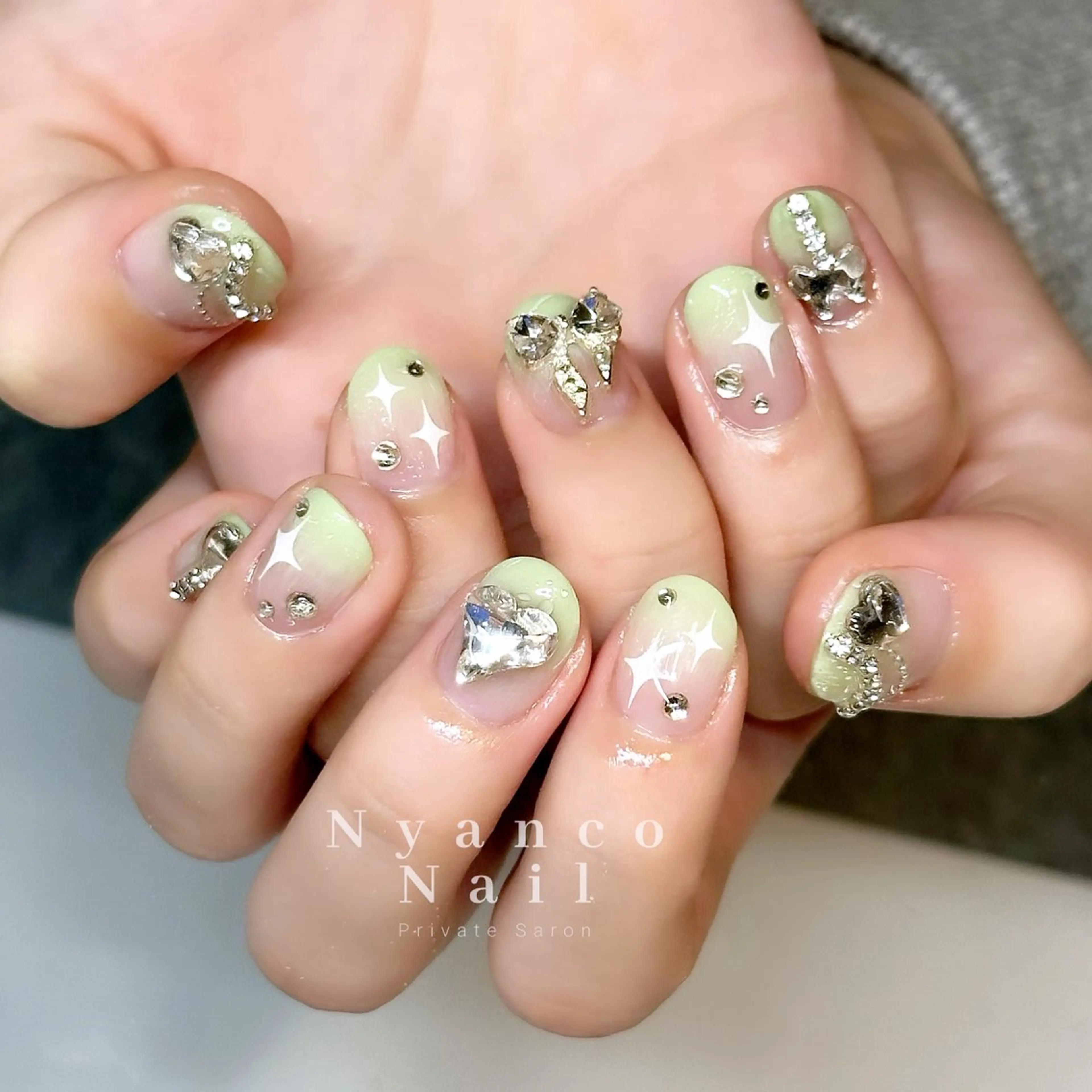ネイル ジェルネイル グラデーション キラキラネイル リボン ワンホンネイル Nyanco Nailのネイルデザイン