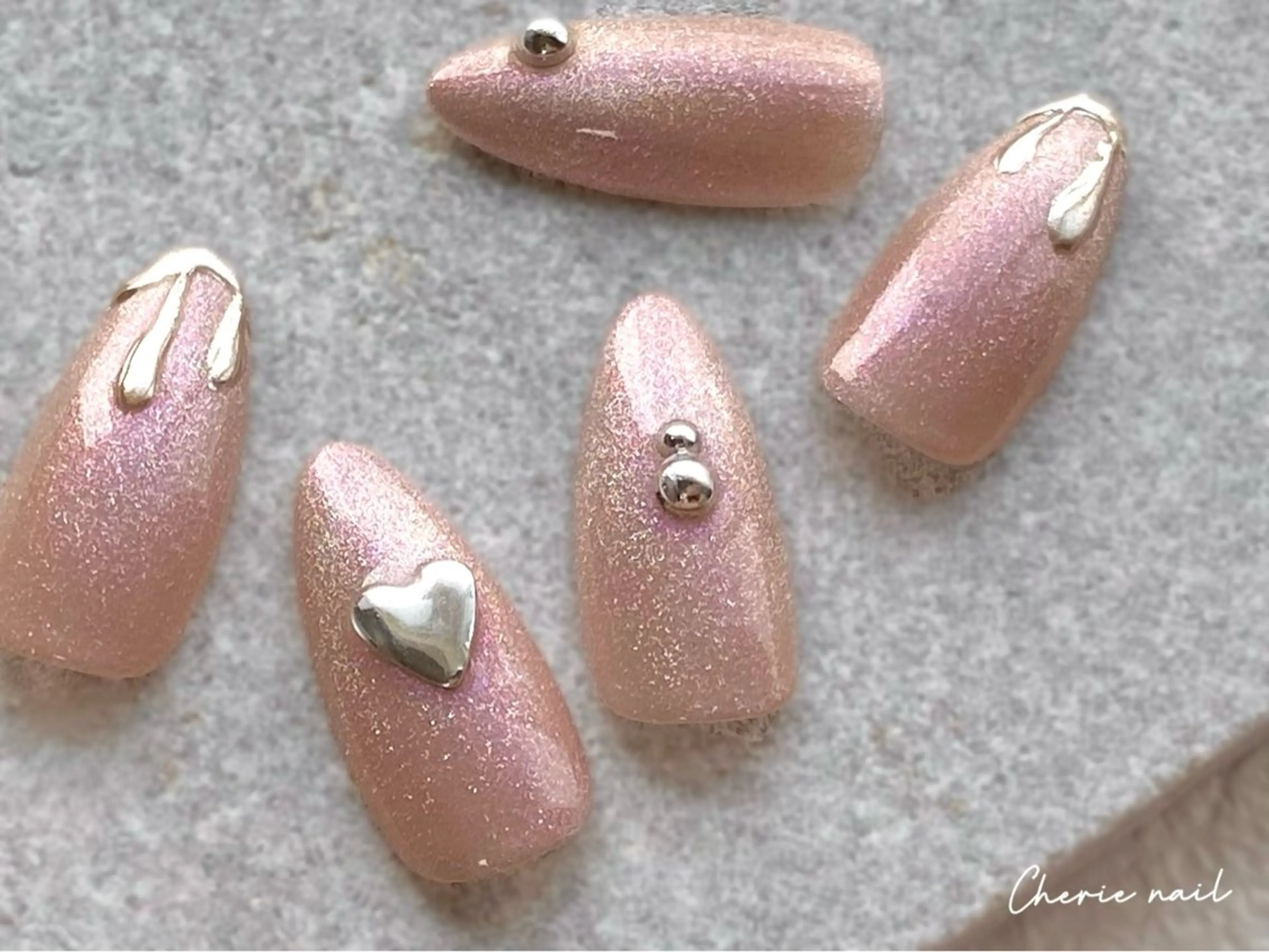 ネイル ジェルネイル ハート マグネットネイル シルバー バレンタイン ハンドネイル Cherienail yunaのネイルデザイン