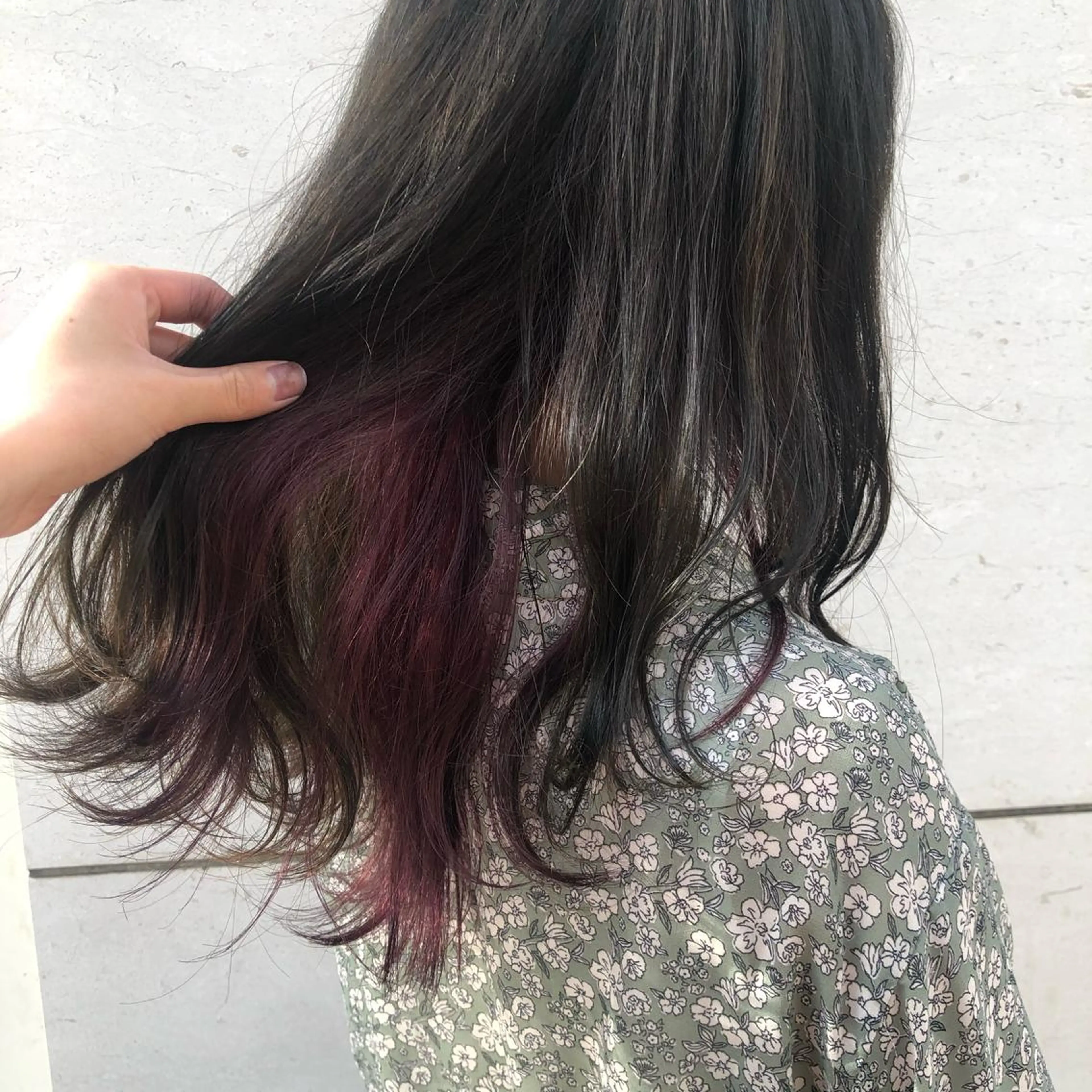 カラー カシス ダークグレー ダークグレージュ ダブルカラー グレージュ トルクアータ伏見 MIKUのヘアスタイル