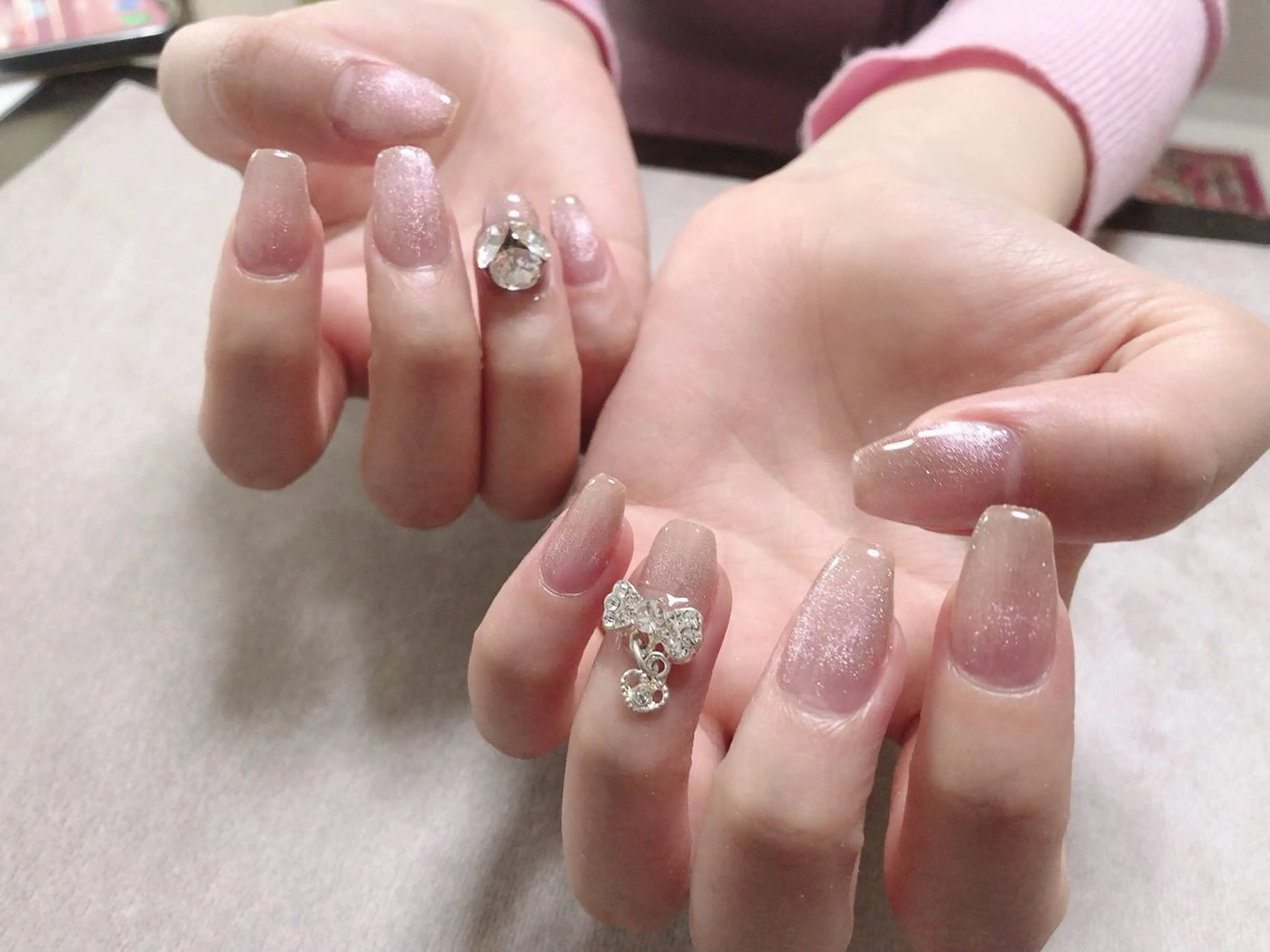 ネイル ロングネイル ミディアムネイル ピンク ハンドネイル mano nella mano所属・mano nella manoのネイルデザイン