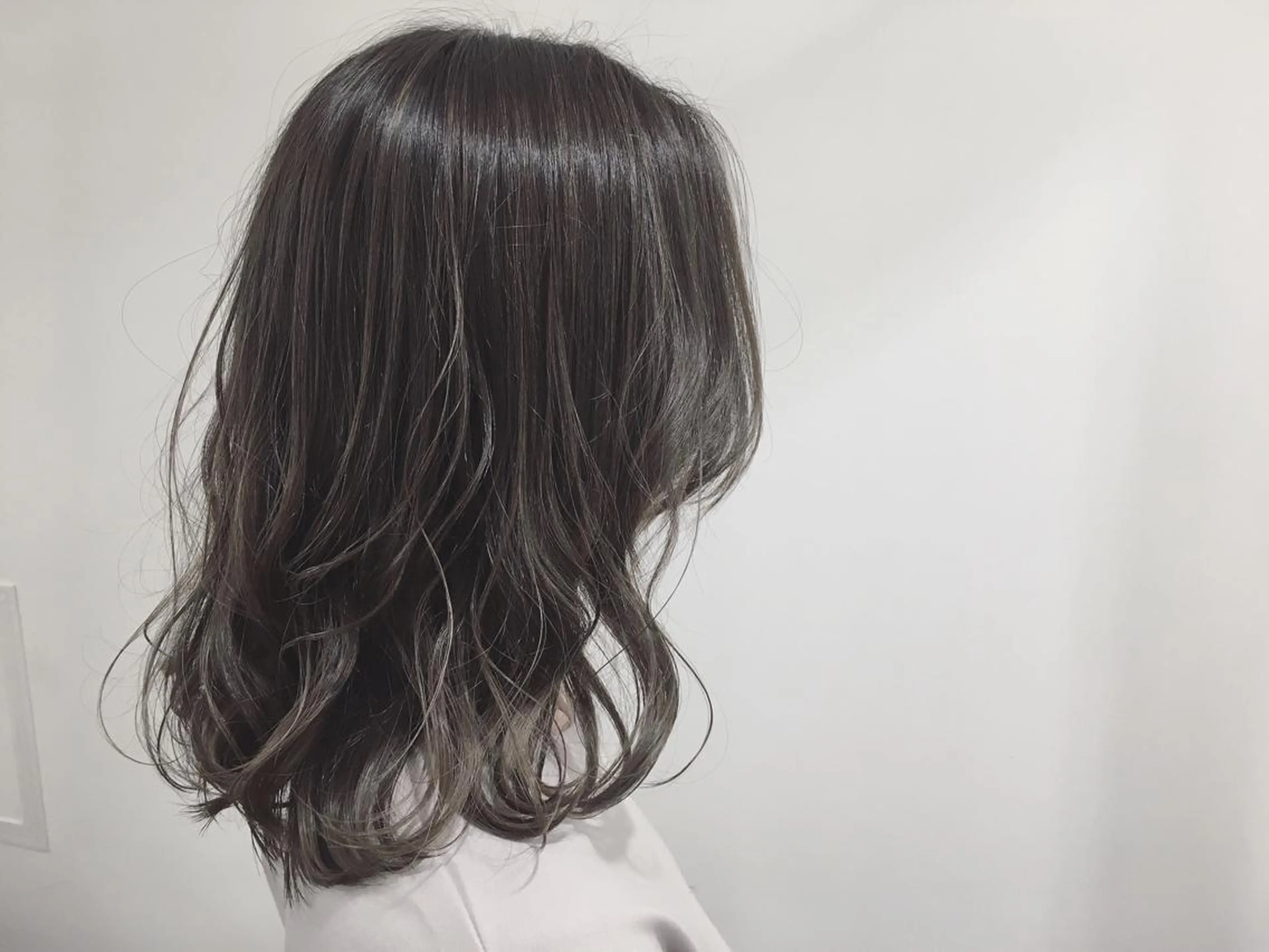 ミディアム カラー ハイライトカラー 3Dハイライト ハイライト 外ハネヘア カット パーマ てんま さやかのヘアスタイル