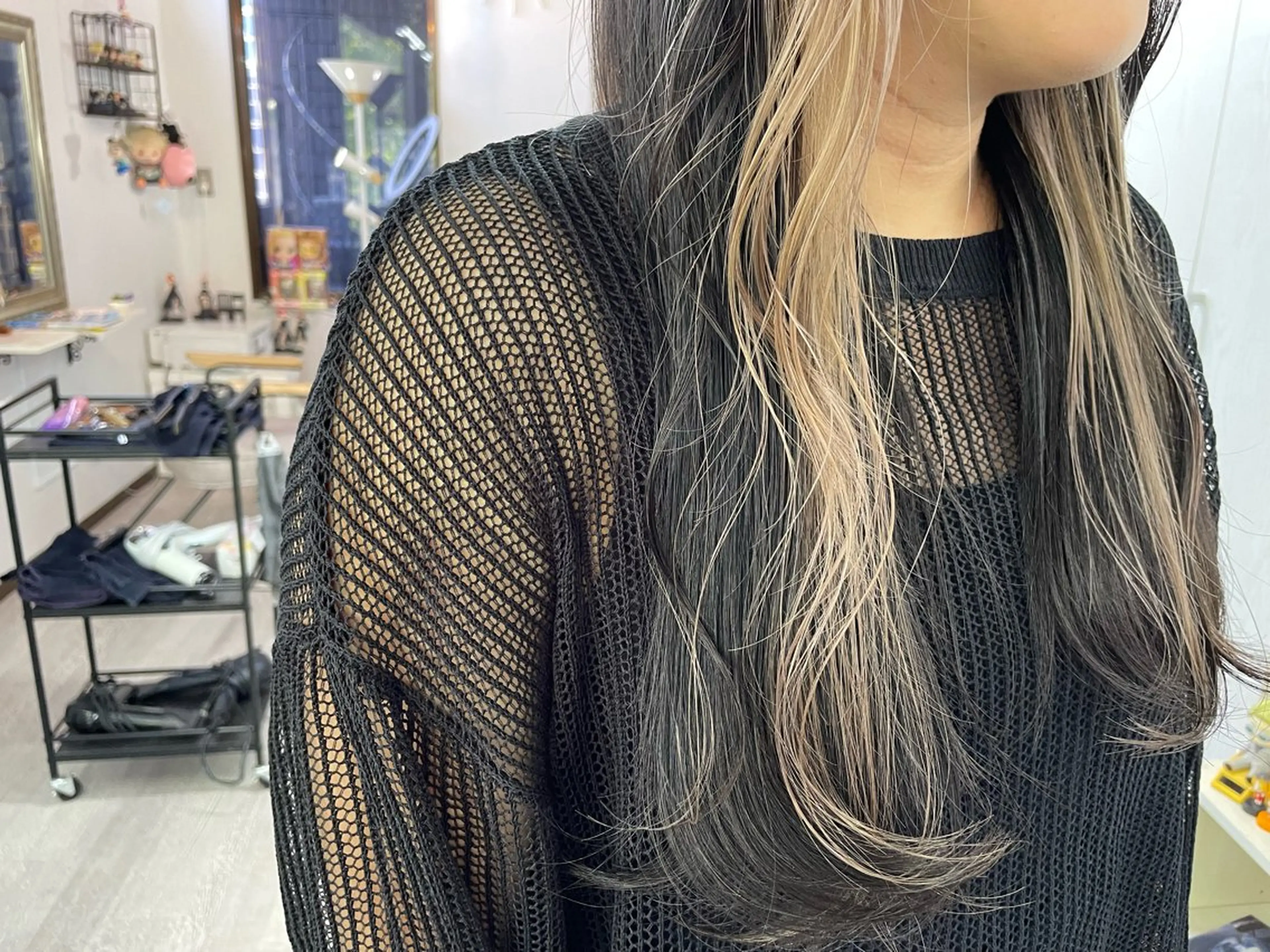 ロング カラー ベージュカラー ブリーチ イヤリングカラー ホワイトベージュ オノ アカネのヘアスタイル