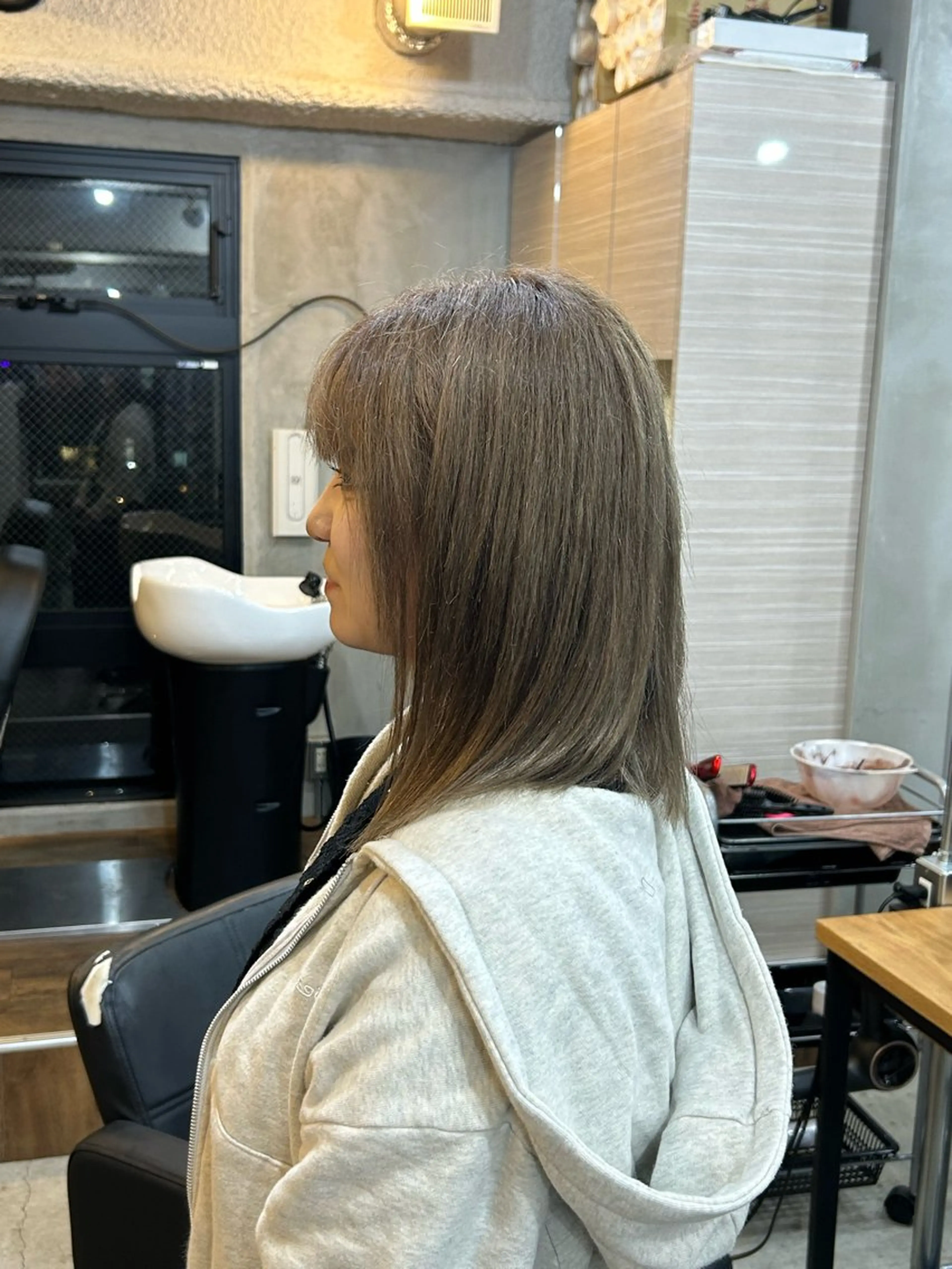 カラー ベージュカラー ブリーチ ミルクティーベージュ ヘアカラー siun.所属・森若 春翔/艶カラーのヘアスタイル