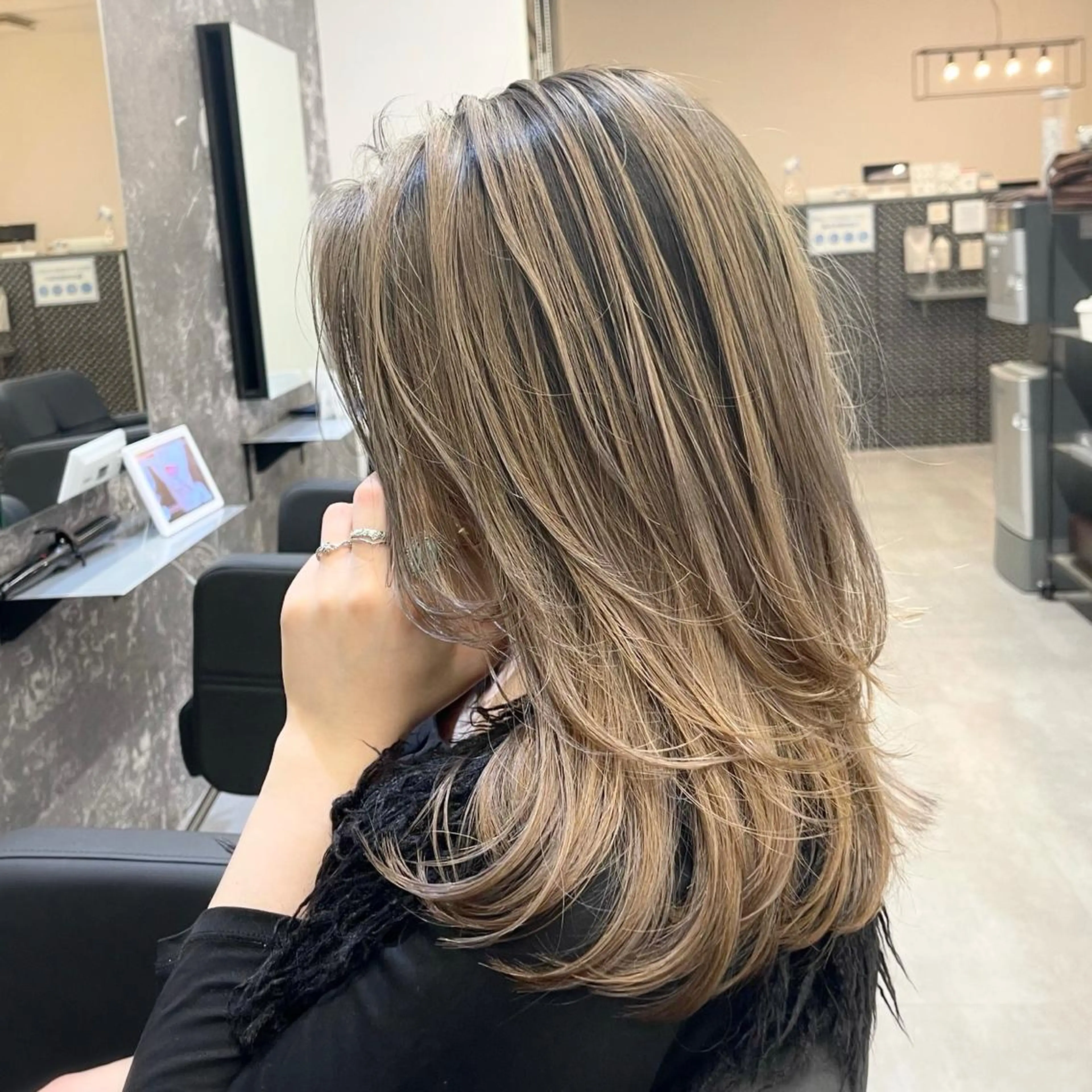 ミディアム カラー ヘアアレンジ バレイヤージュ デザインカラー ハイライトカラー 外国人風カラー ハイライト アンドウ ユウ/ レイヤーカット/韓国のヘアスタイル