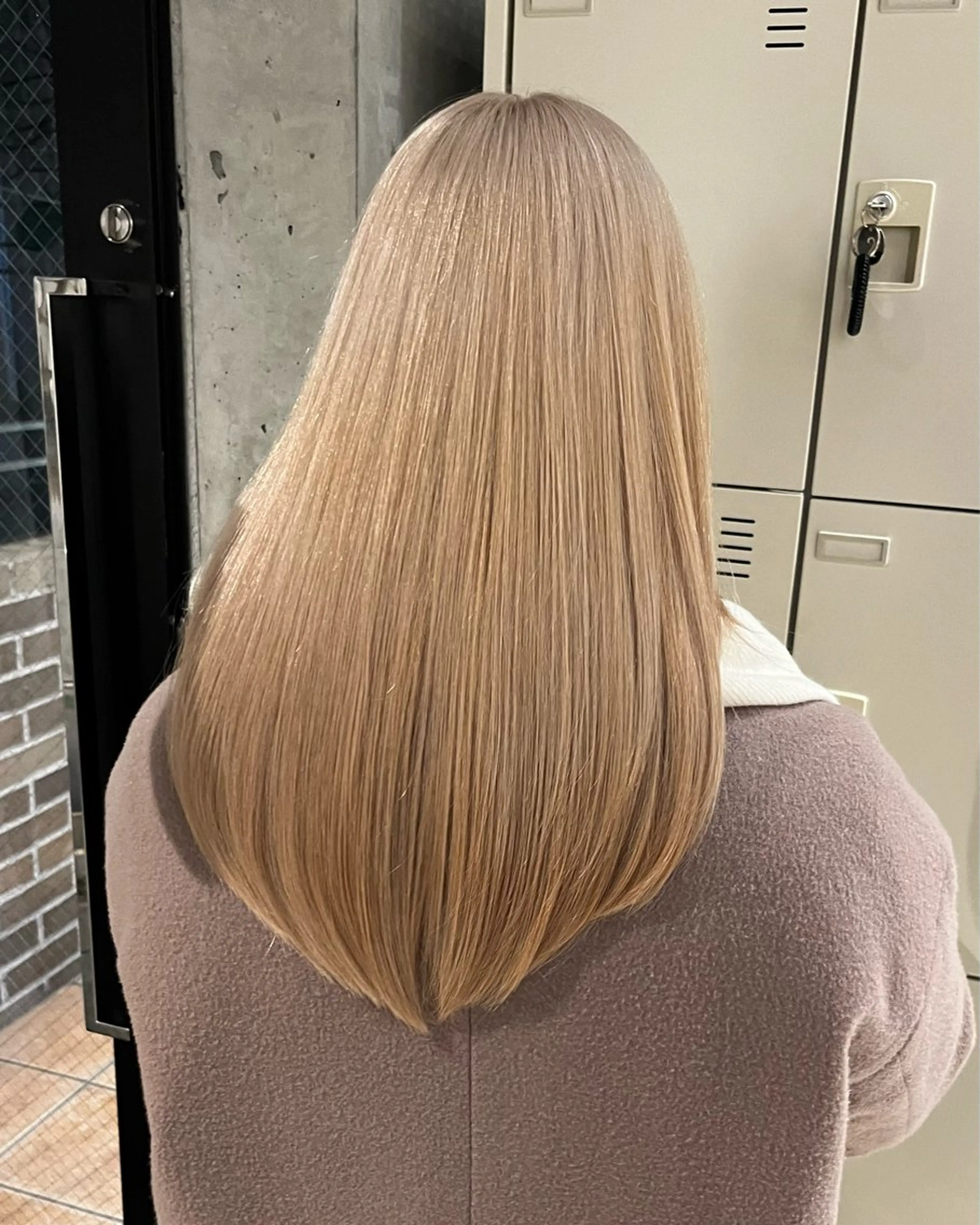 カラー ウルフとハイトーン オタク美容師のユウトのヘアスタイル