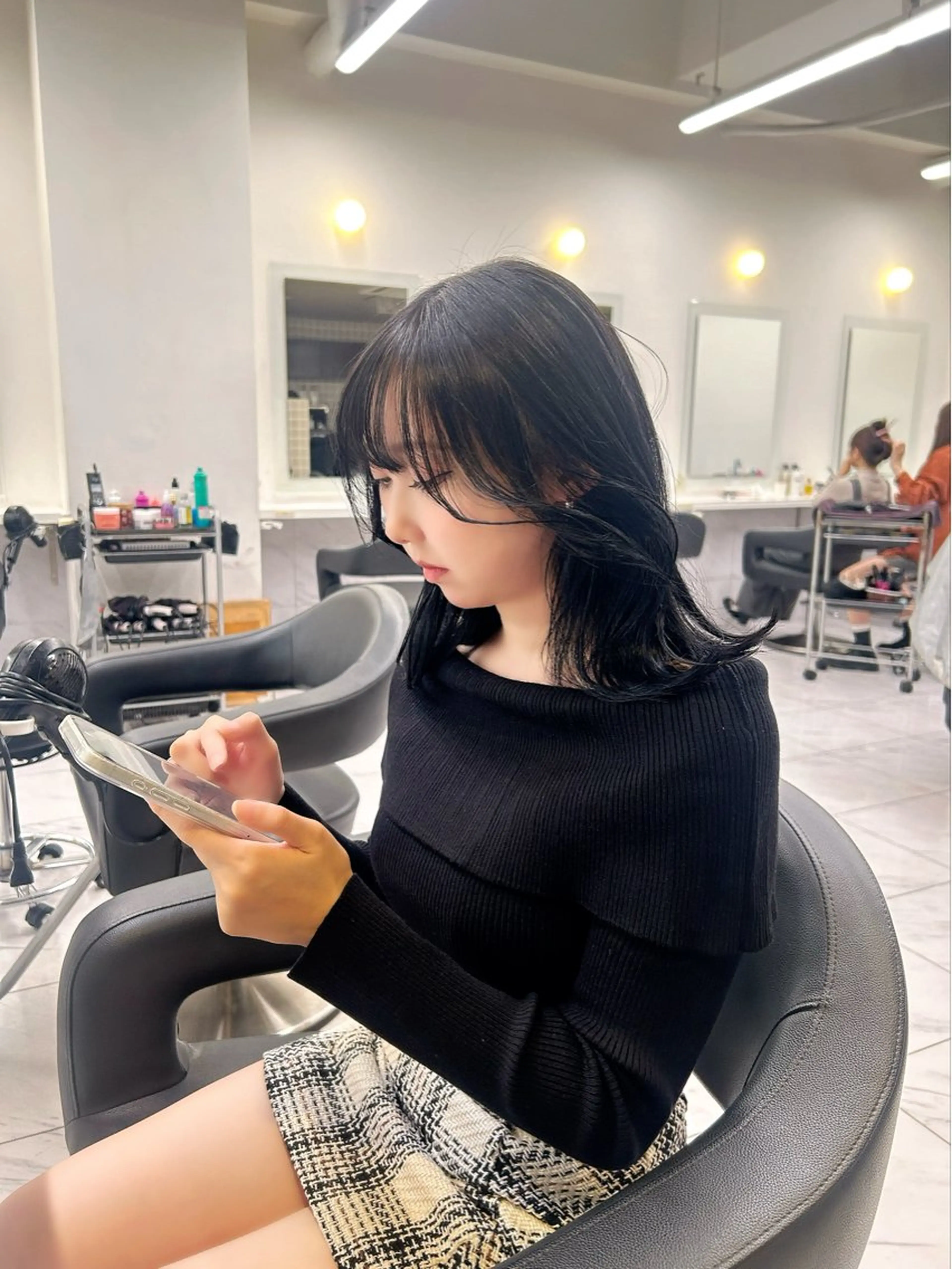 セミロング カラー カット ヘアカラー トリートメント ヘッドスパ 韓国ヘア暗髪 ダブルカラーメンズ可のヘアスタイル
