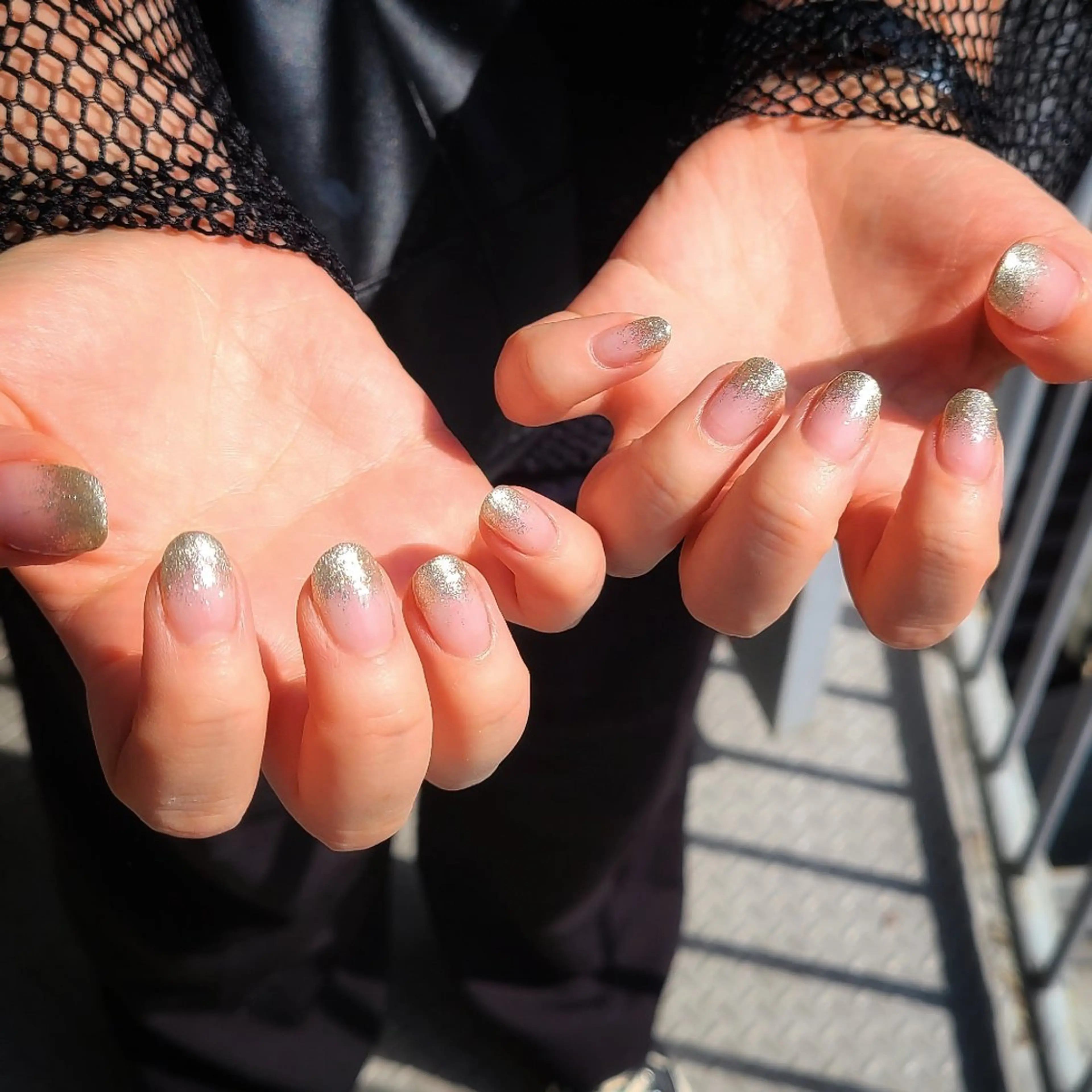 ネイル ゴールド ラメ(グリッター) ラメグラデーション ハンドネイル 川澄もえ/ relownail のネイルデザイン