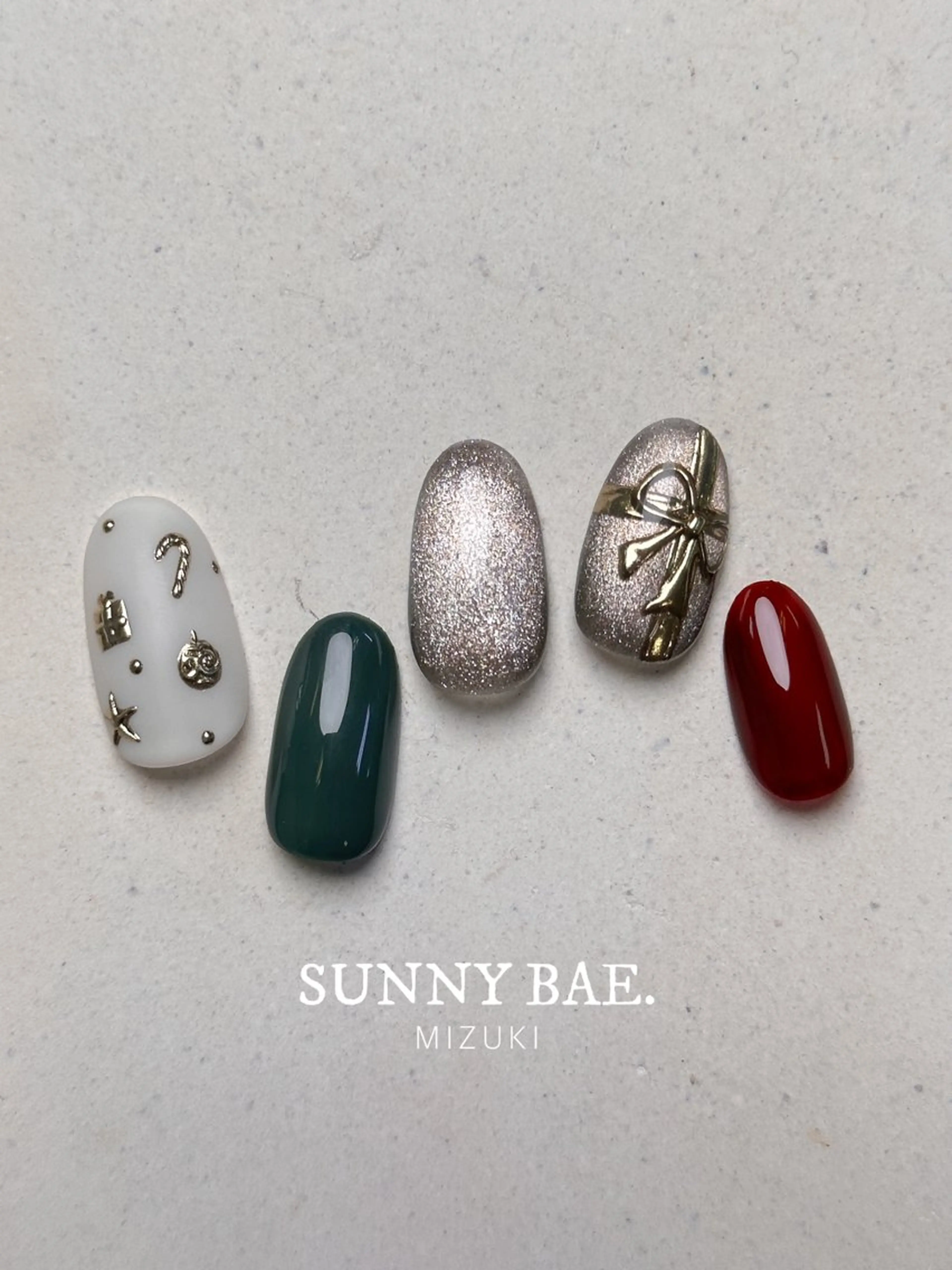 ネイル マグネットネイル ミラーネイル 冬ネイル クリスマス ハンドネイル SUNNY BAE. 🌼MIZUKIのネイルデザイン
