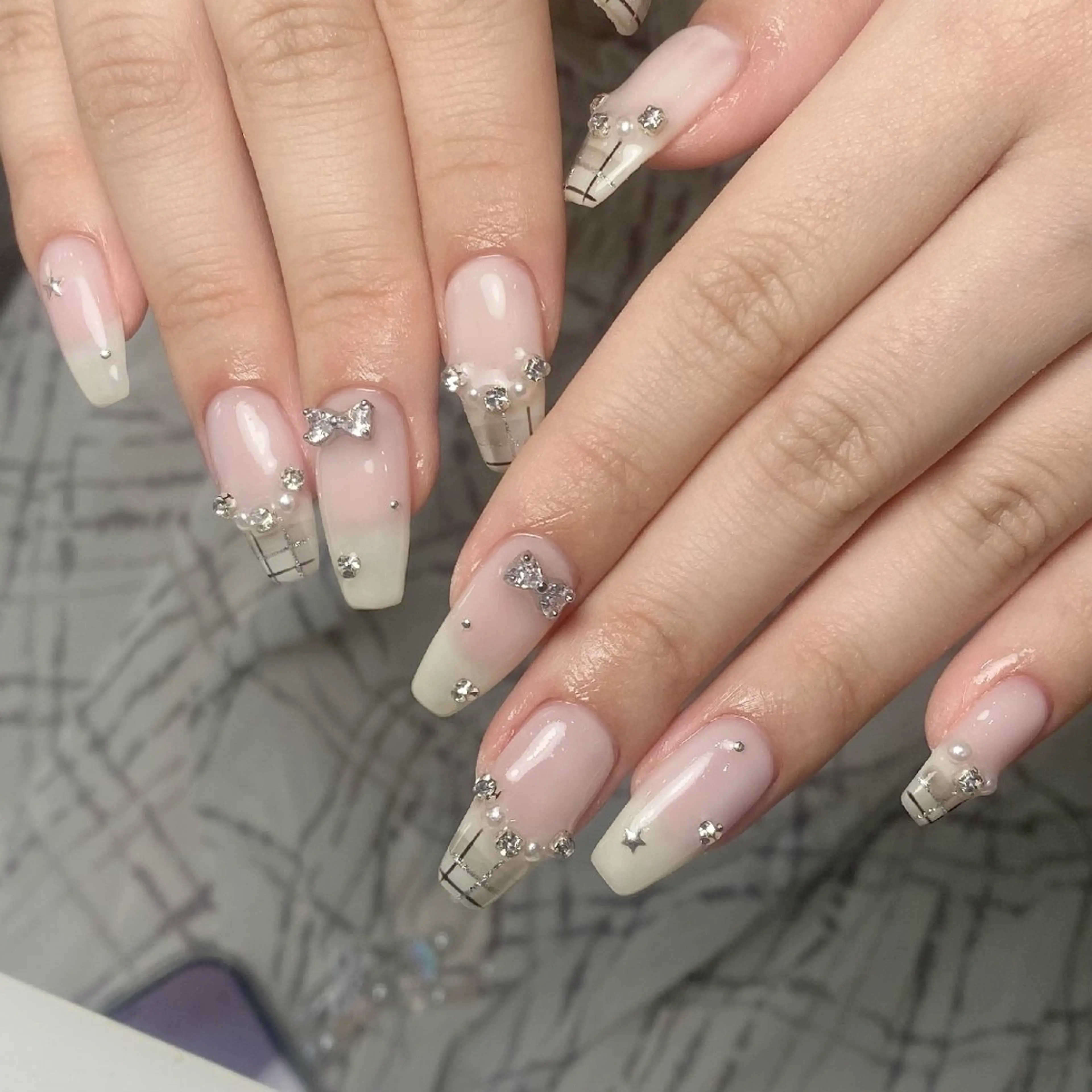 ネイル チークネイル フレンチネイル ジェルネイル ガーリー キラキラネイル ハンドネイル UM Nail Salonのネイルデザイン