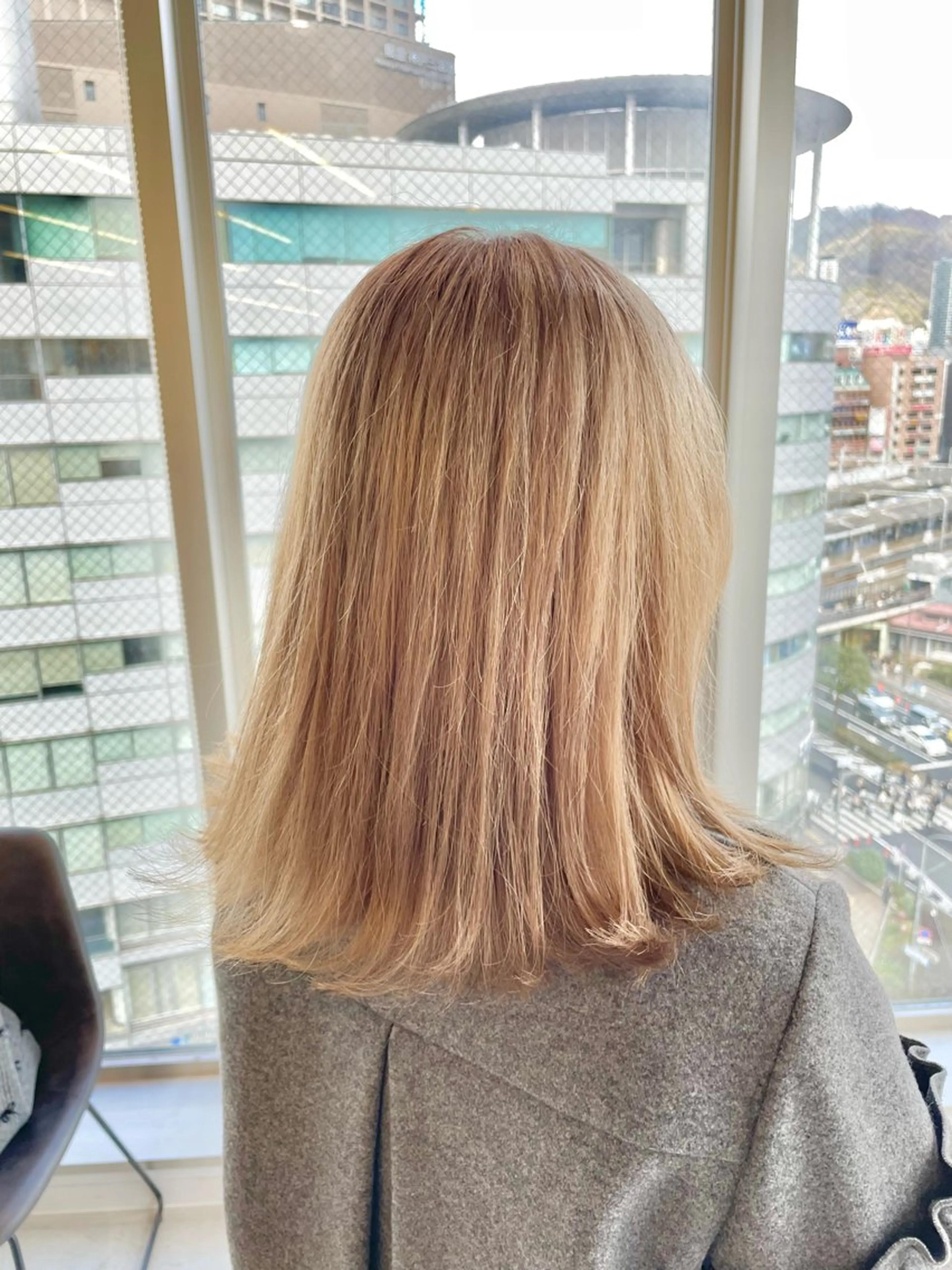 ミディアム カラー ベージュカラー ミルクティーベージュ ヘアカラー トリートメント ブリーチ＆波巻パーマ /飯牟田/GEAR.のヘアスタイル