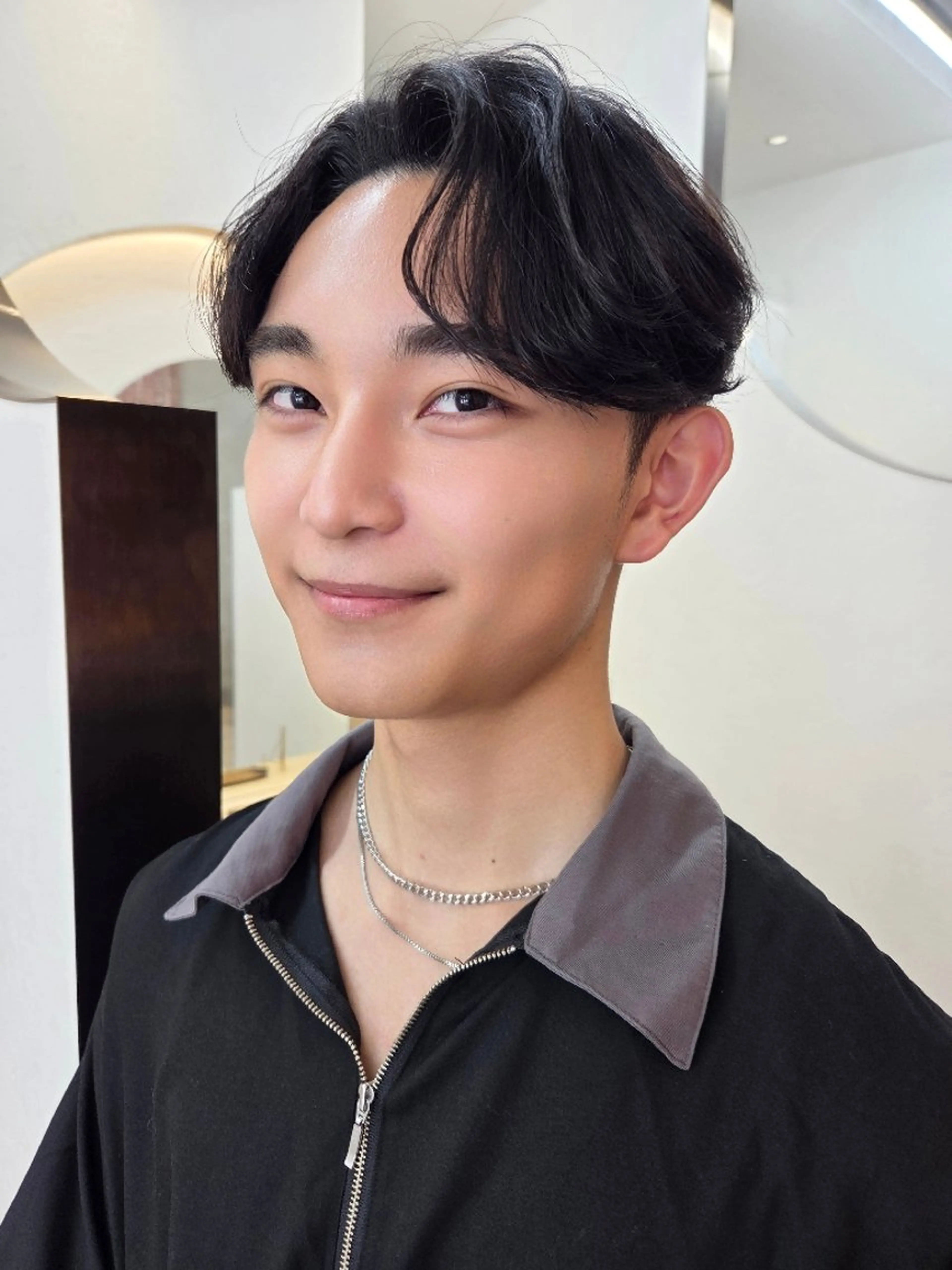 メンズ アップバング メンズ ヘアメイク  ハイトーン キャロのヘアスタイル
