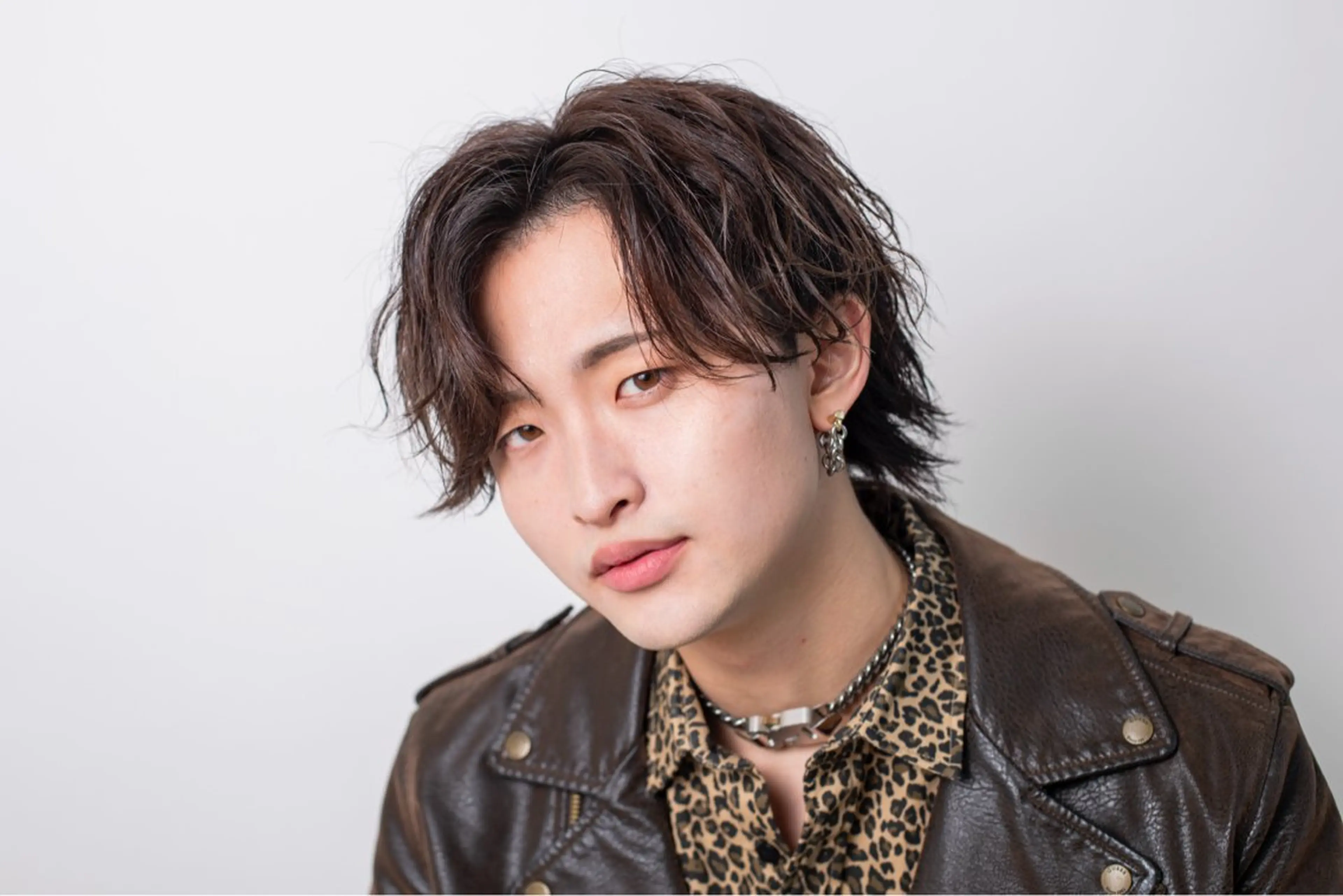 ショート パーマ メンズ センターパート フェザーパーマ メンズパーマ カット パーマ カルマ・ニュアンス パーマ　須田龍世のヘアスタイル