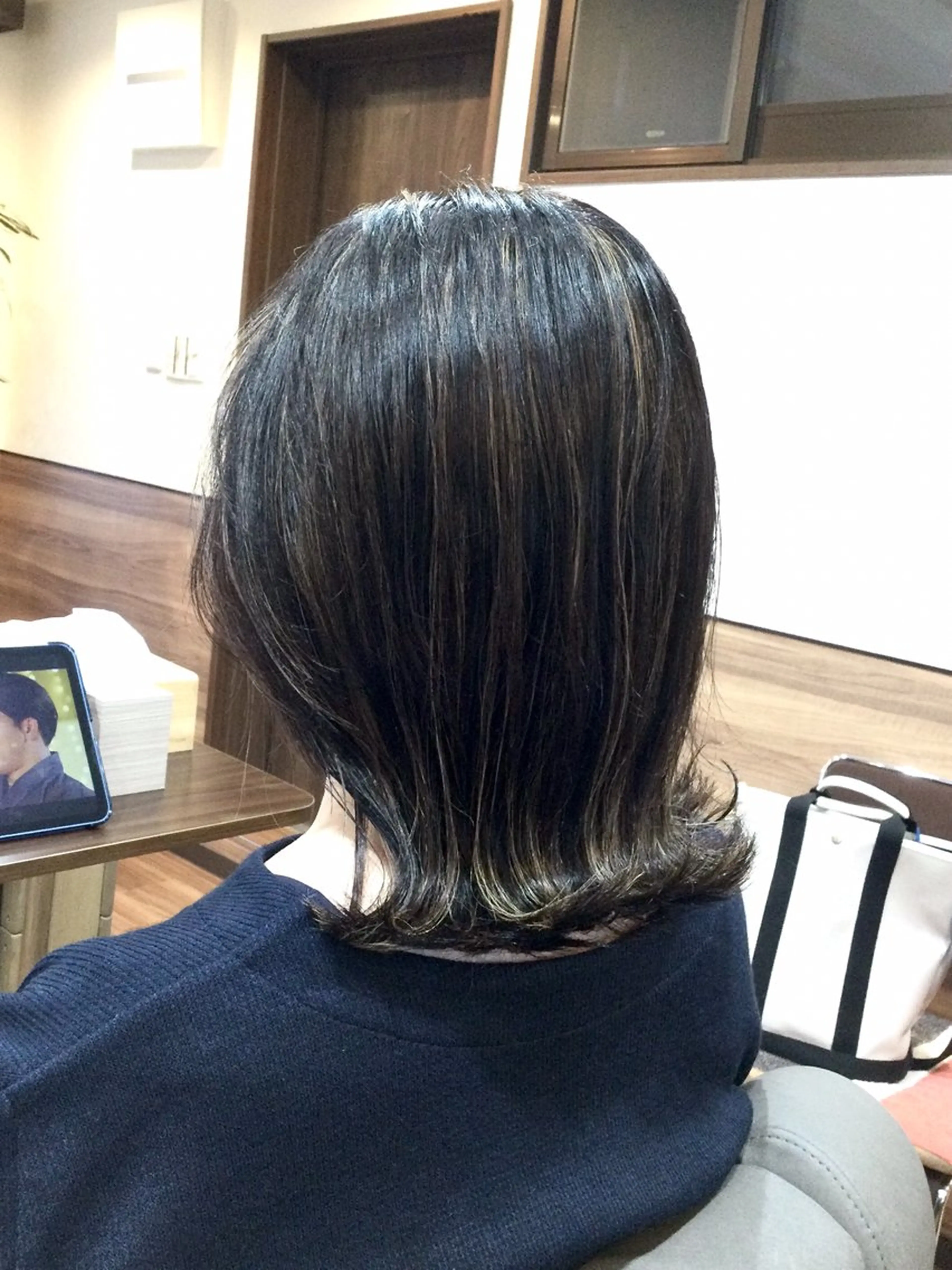 ミディアム カラー デザインカラー 外ハネヘア カット ヘアカラー トリートメント Annon プライベートサロンのヘアスタイル