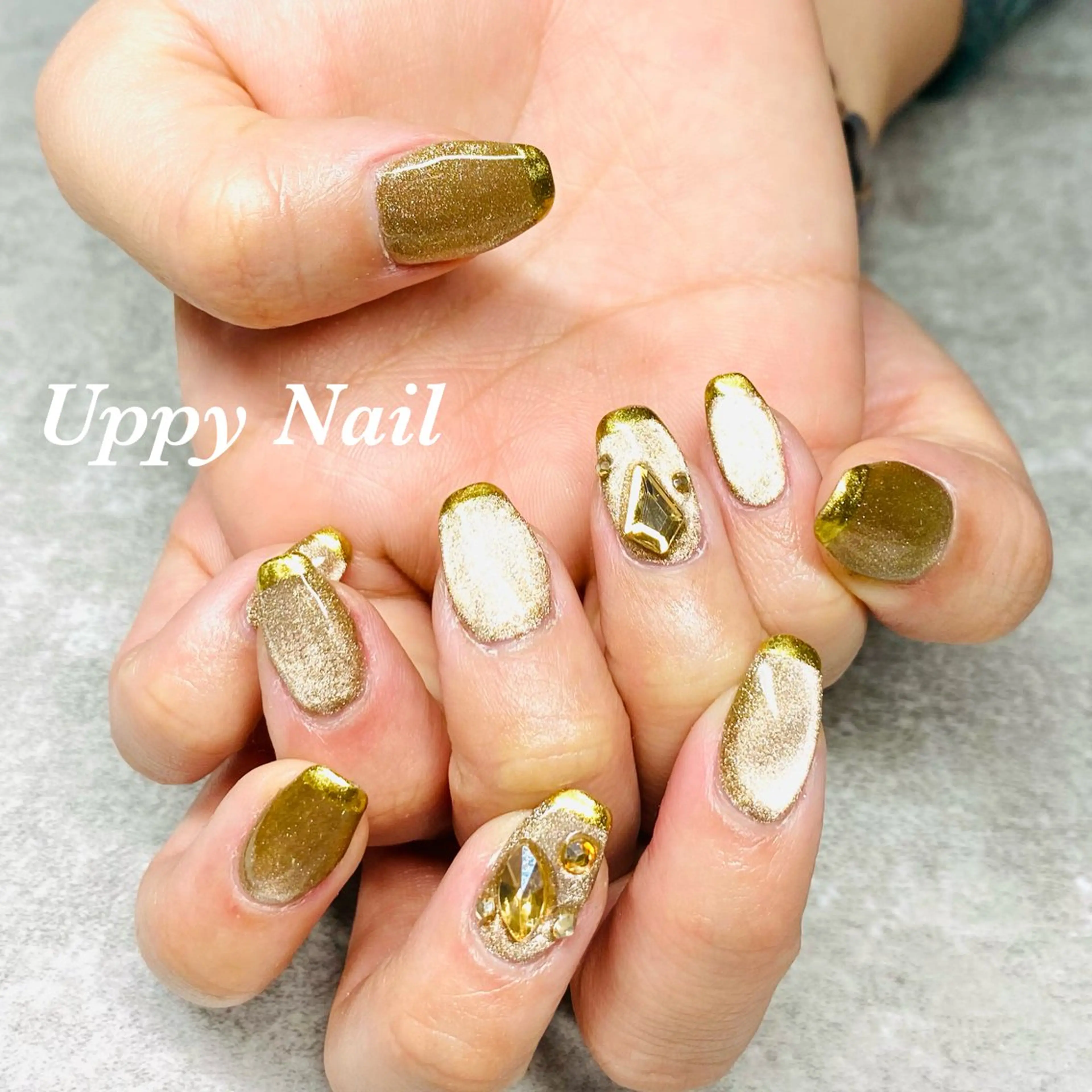 ネイル ゴールド キラキラネイル マグネットネイル ミラーネイル ハンドネイル Uppy Nail ukyoのネイルデザイン