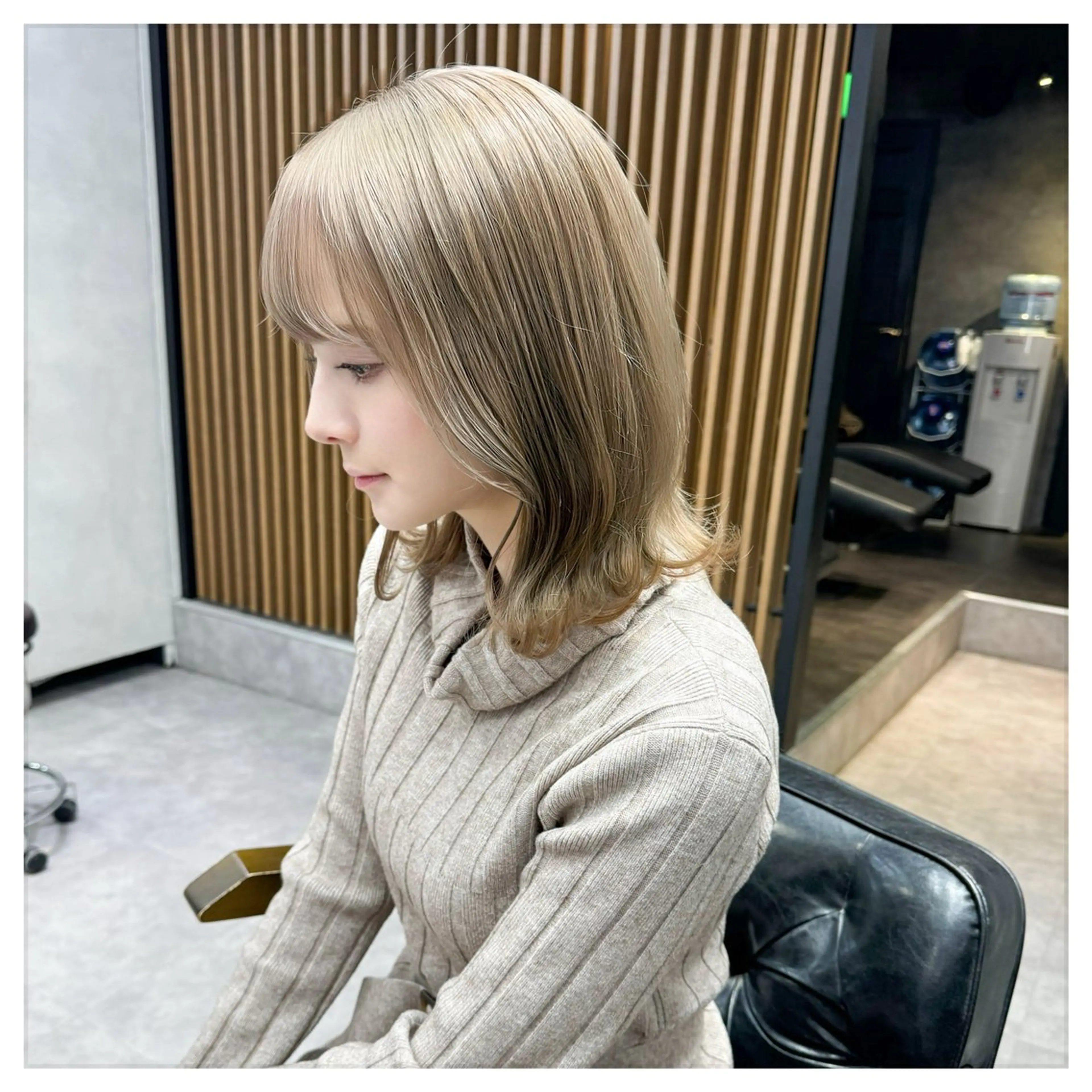 ミディアム カラー ベージュカラー 外ハネヘア カット ヘアカラー トリートメント ショート・ハイトーン ズーキーのヘアスタイル