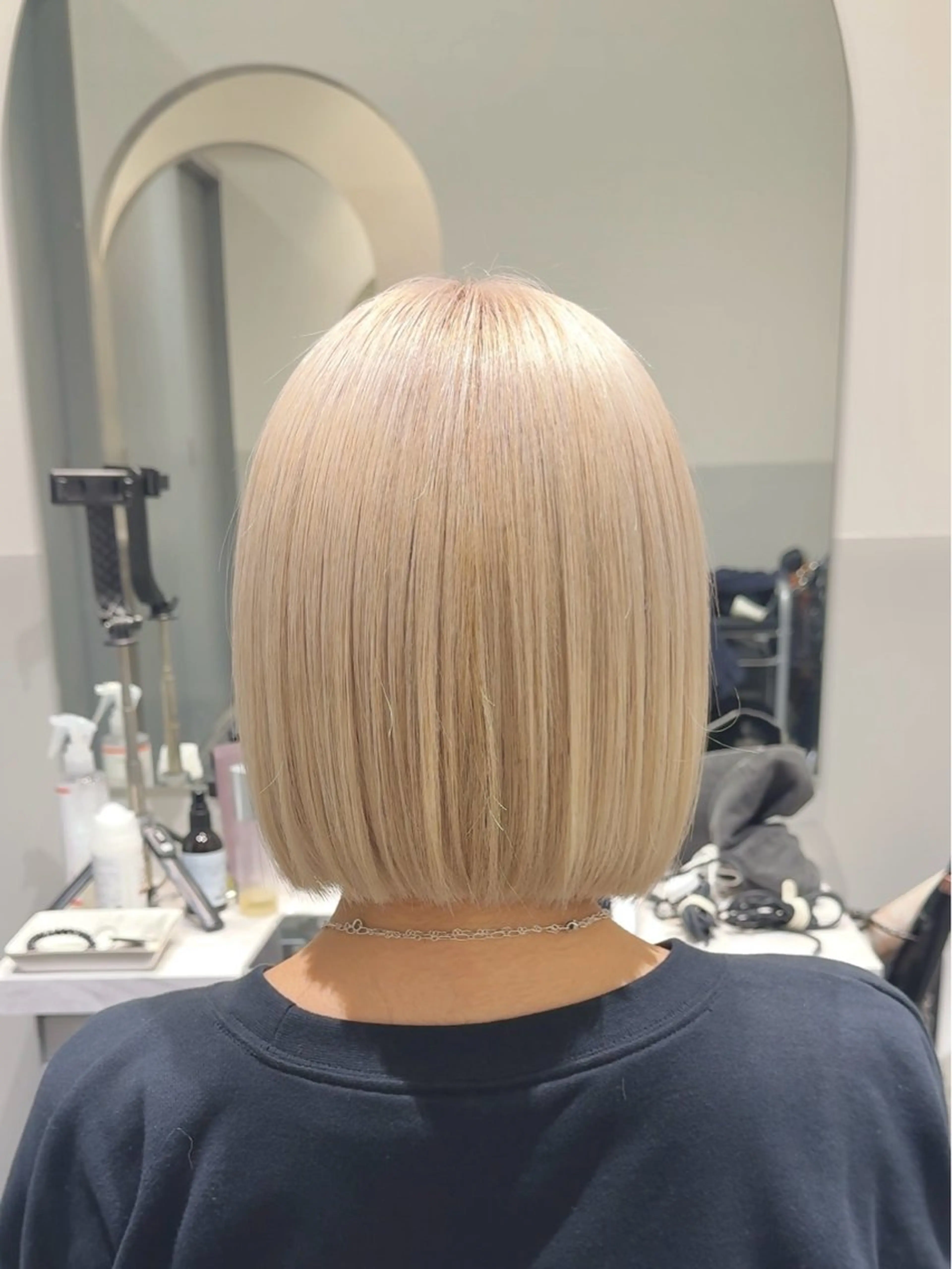 ショート カラー 切りっぱなしボブ ベージュカラー ブリーチ ブロンド ブロンドベージュ ヘアカラー トリートメント SALOWIN新宿三丁目【サロウィン】所属・ハッシュレイヤー💐 透明感カラー💐青木のヘアスタイル