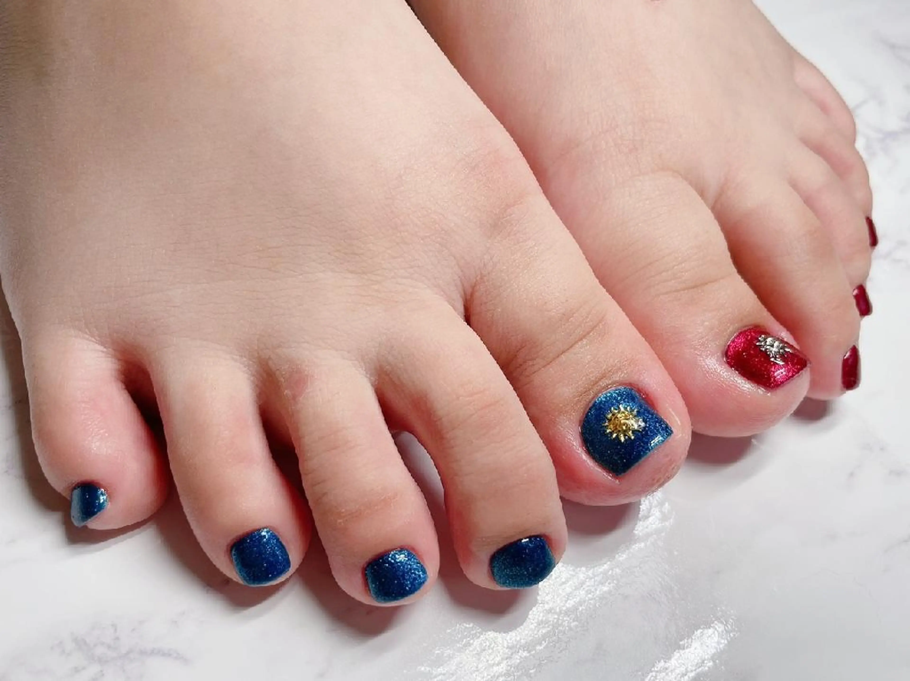 ネイル ブルー フットネイル ジェルネイル ラメ(グリッター) ピンク フットネイル 佐藤 結衣のネイルデザイン