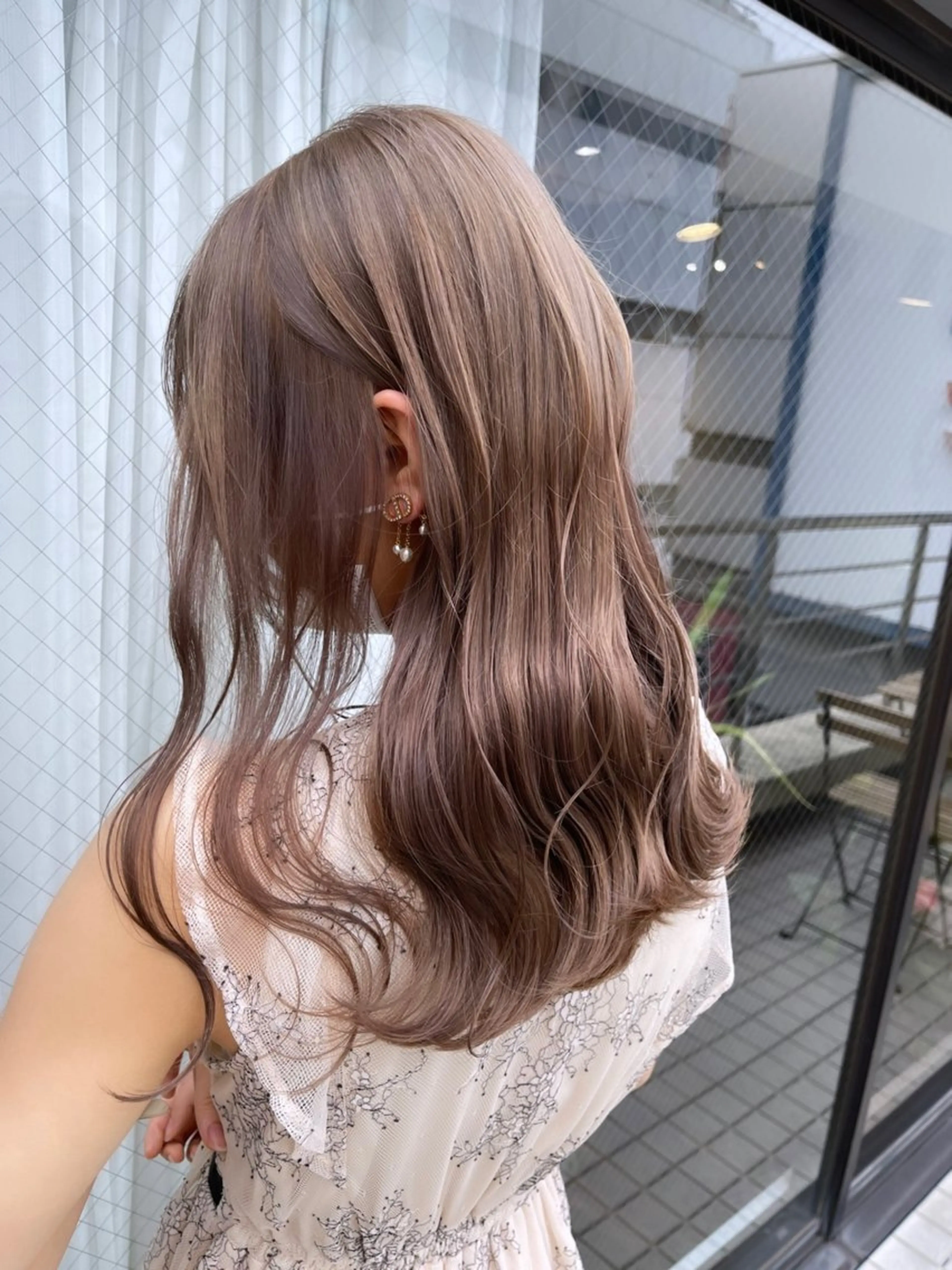 セミロング カラー ヘアアレンジ ベージュカラー ブリーチ イヤリングカラー ハイトーンカラー ミルクティーベージュ カット ヘアカラー トリートメント 髪質改善/縮毛矯正 ダブルカラー/Youのヘアスタイル