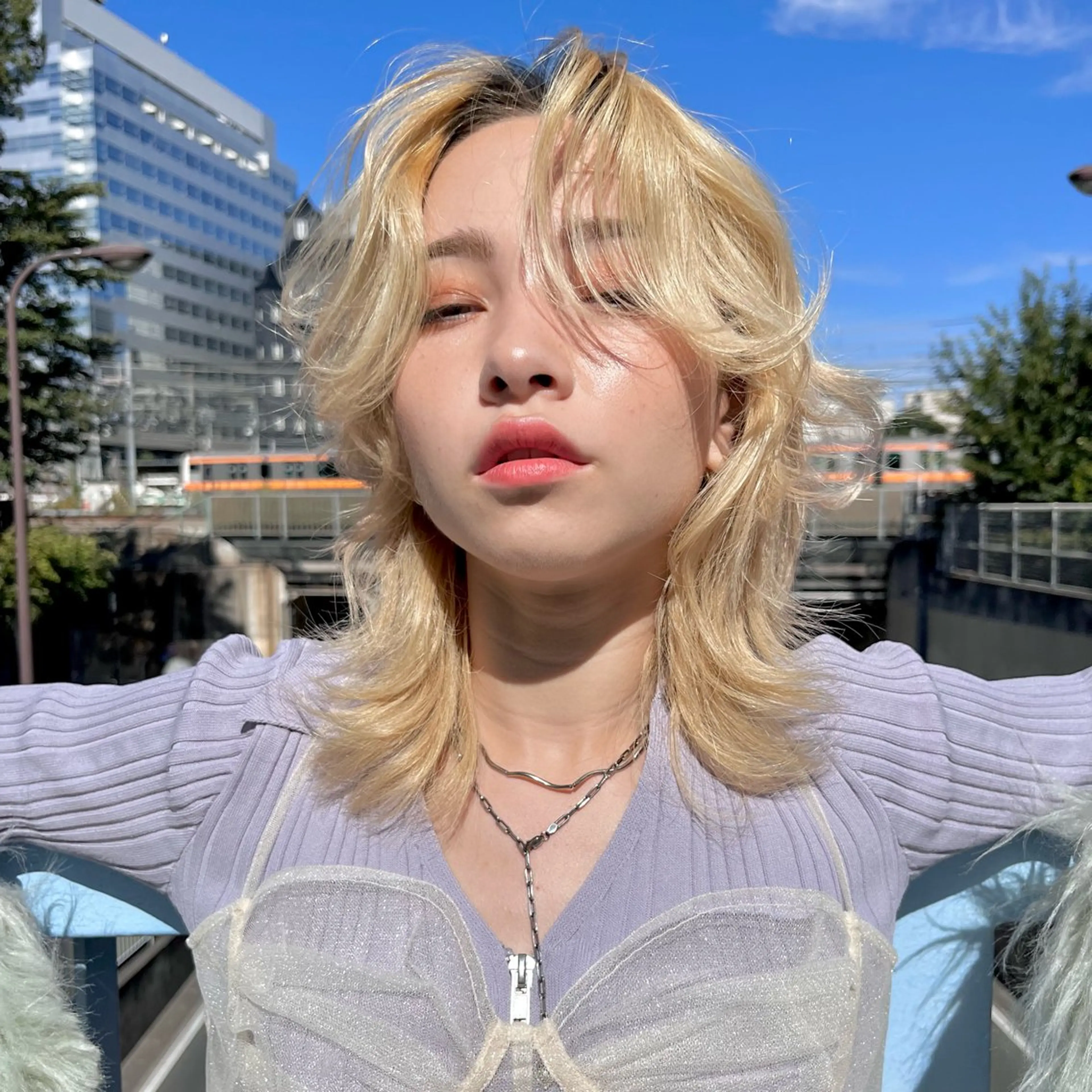 セミロング カラー 抜きっぱなしブロンド ブロンド 透明感カラー iLi🫧kim ryongna🦋のヘアスタイル