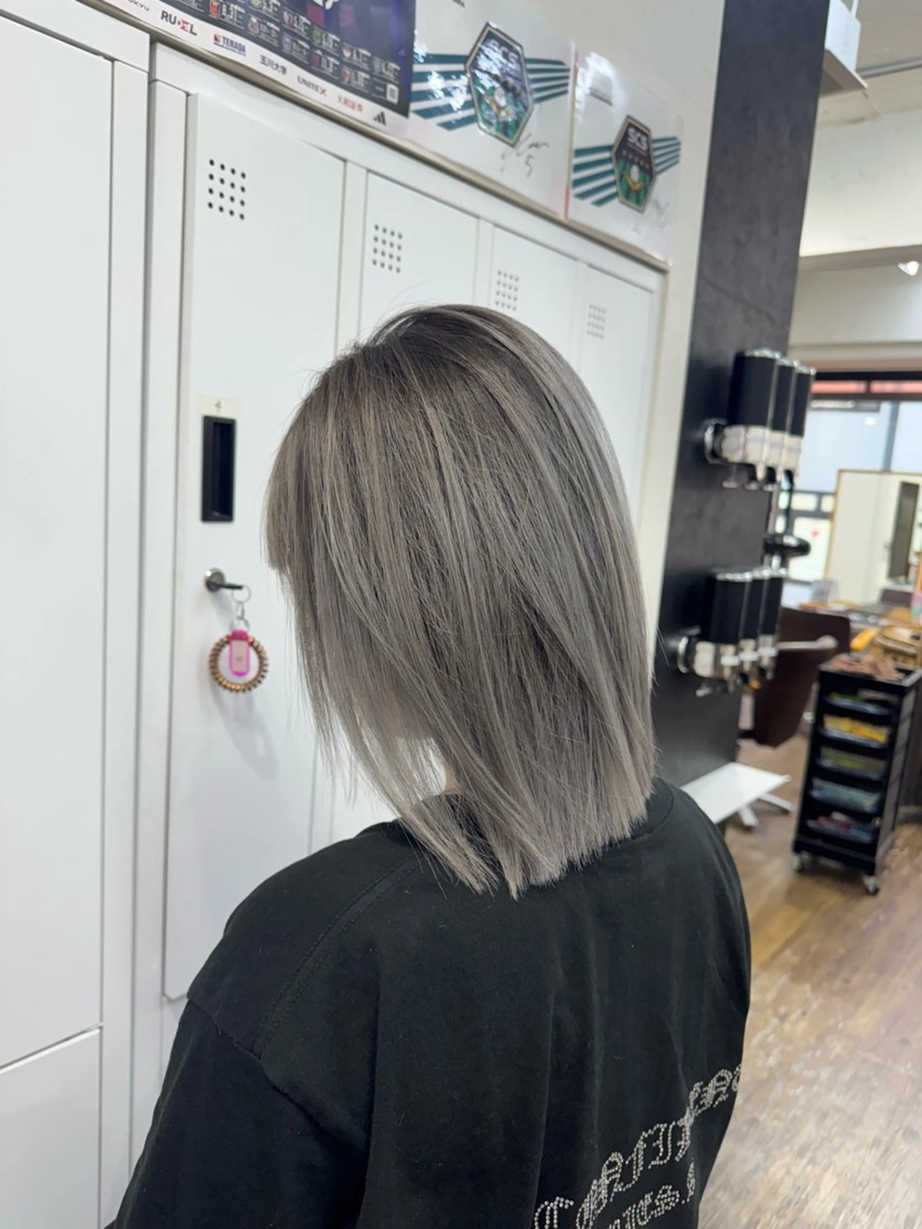 ミディアム ヘアカラー 田子🦋ハイトーン 🫐耳つぼジュエリーのヘアスタイル