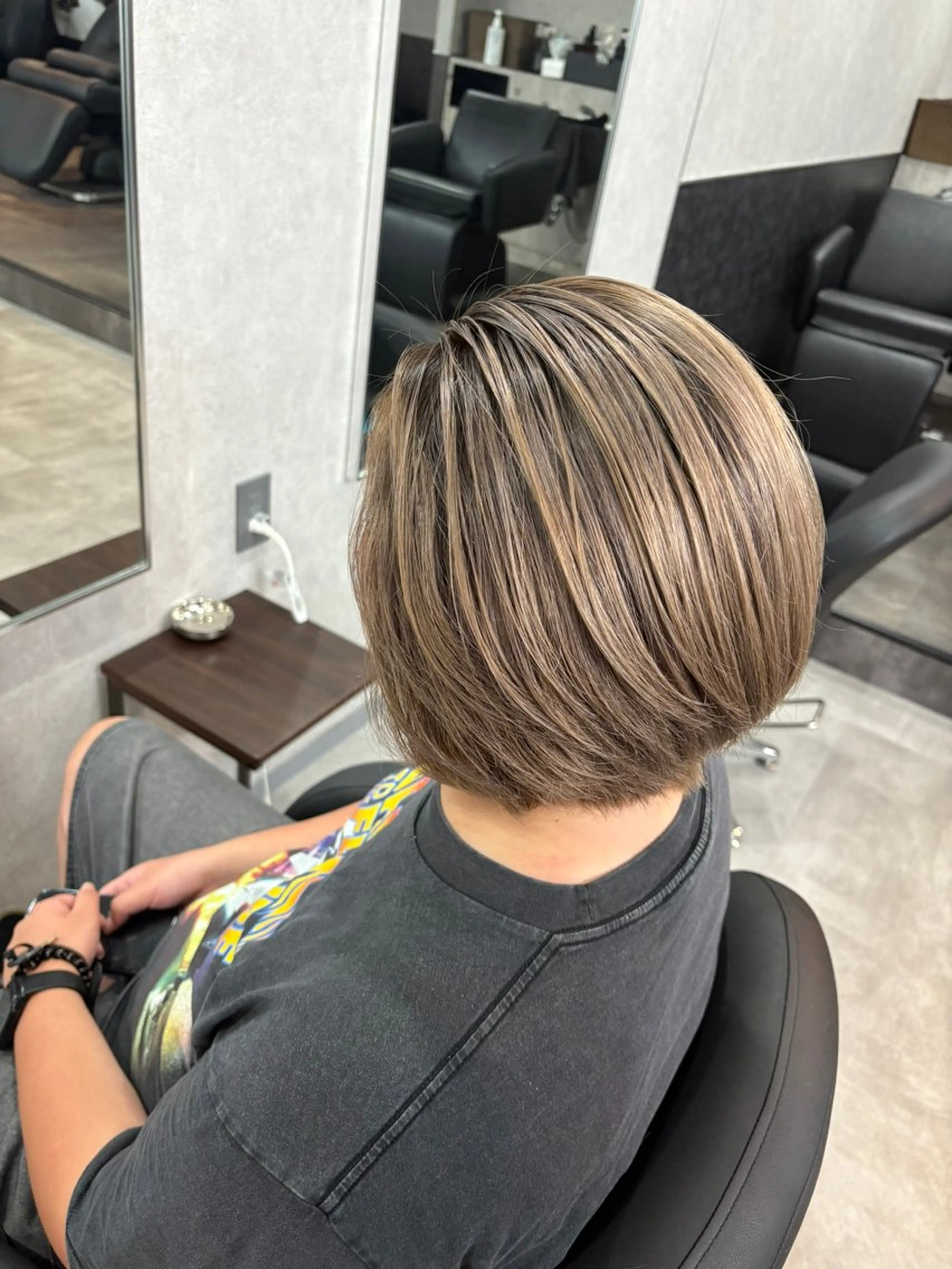 ショート カラー ベージュカラー ミルクティーベージュ カット ヘアカラー 韓国風レイヤー ハイトーンRYOTAのヘアスタイル