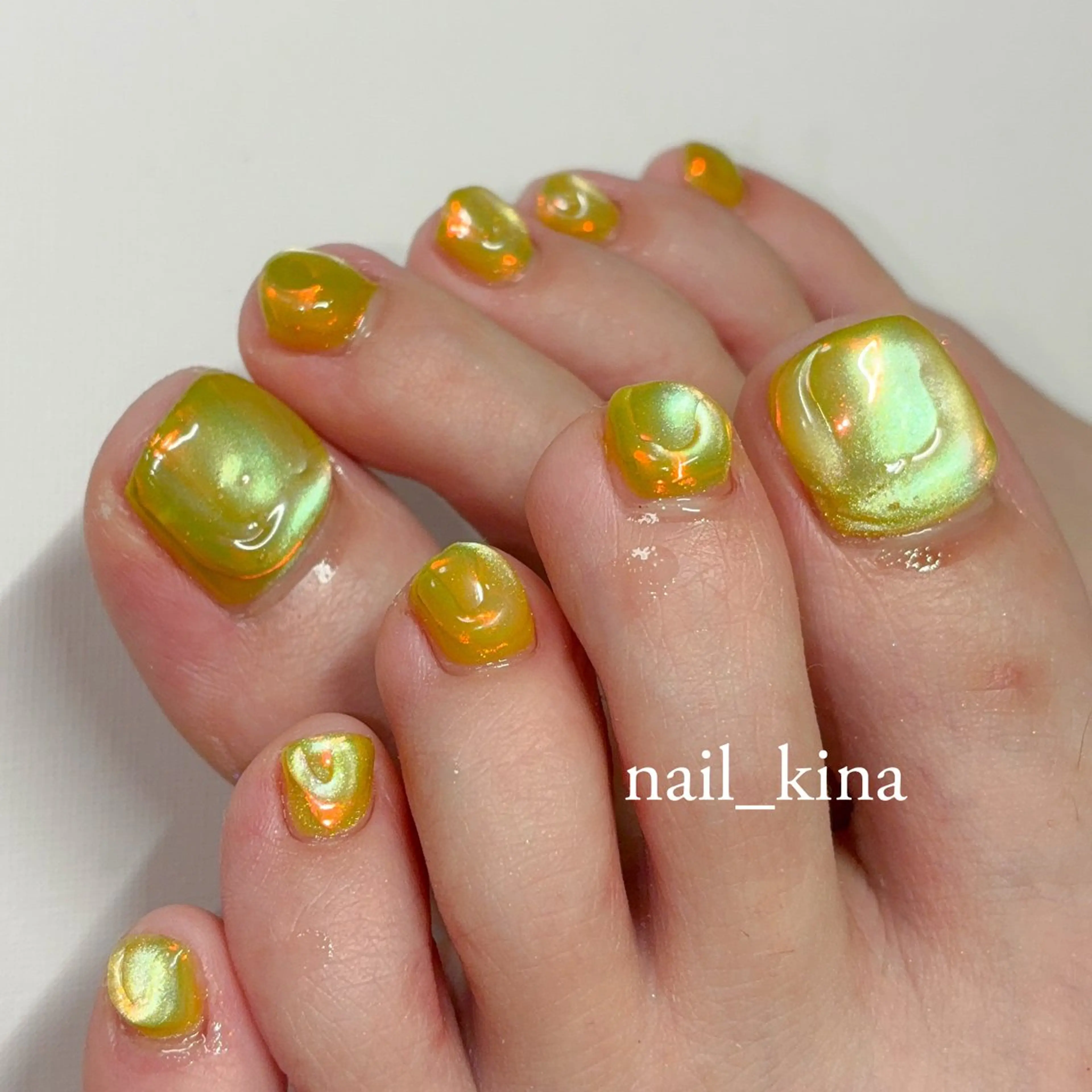 ネイル オーロラネイル フットネイル マグネットネイル 黄色 フットネイル nail_ kinaのネイルデザイン