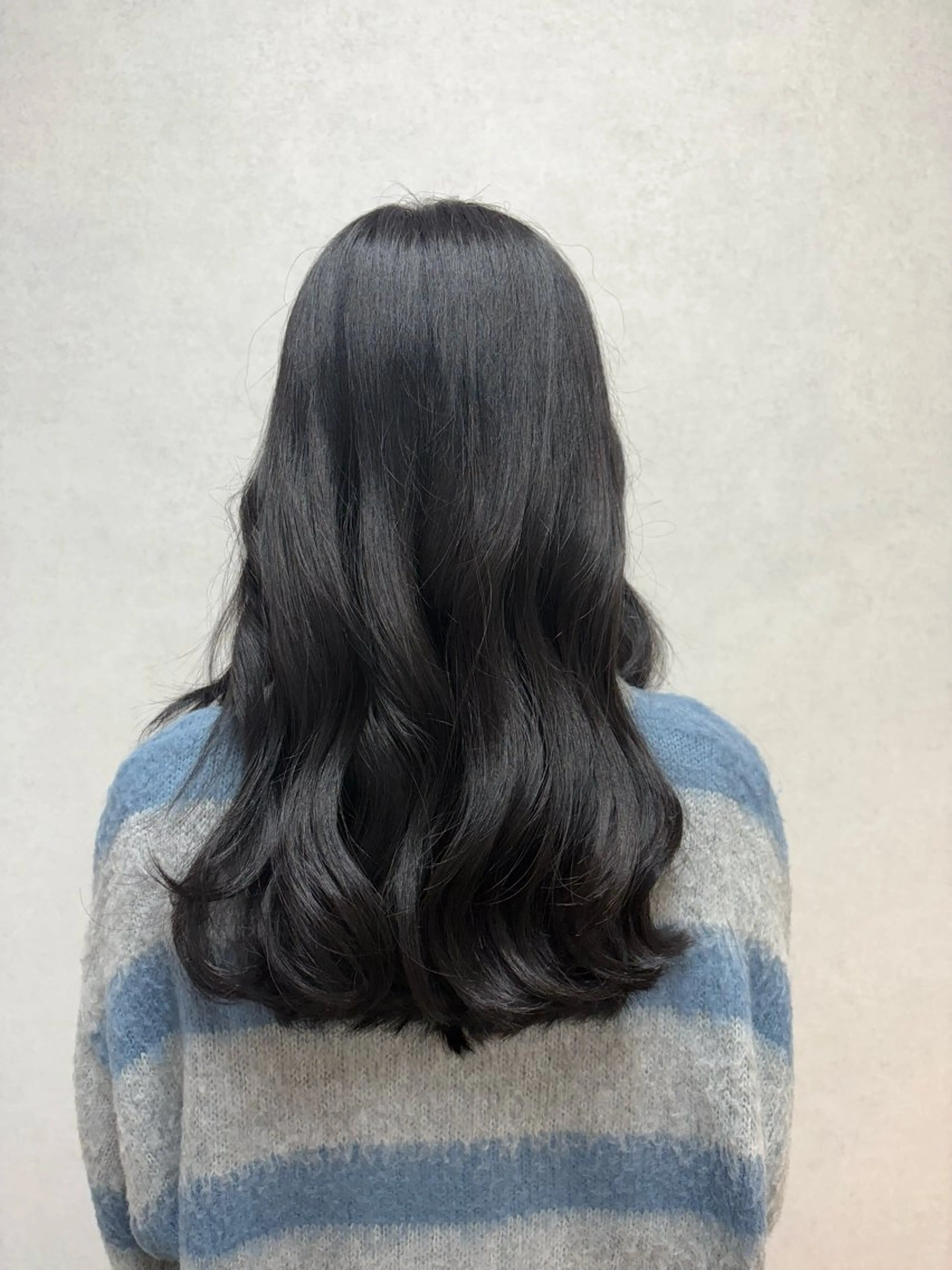 ロング カラー 黒髪 ブルーカラー ブルーブラック 透明感カラー ヘアカラー 板垣 咲希のヘアスタイル