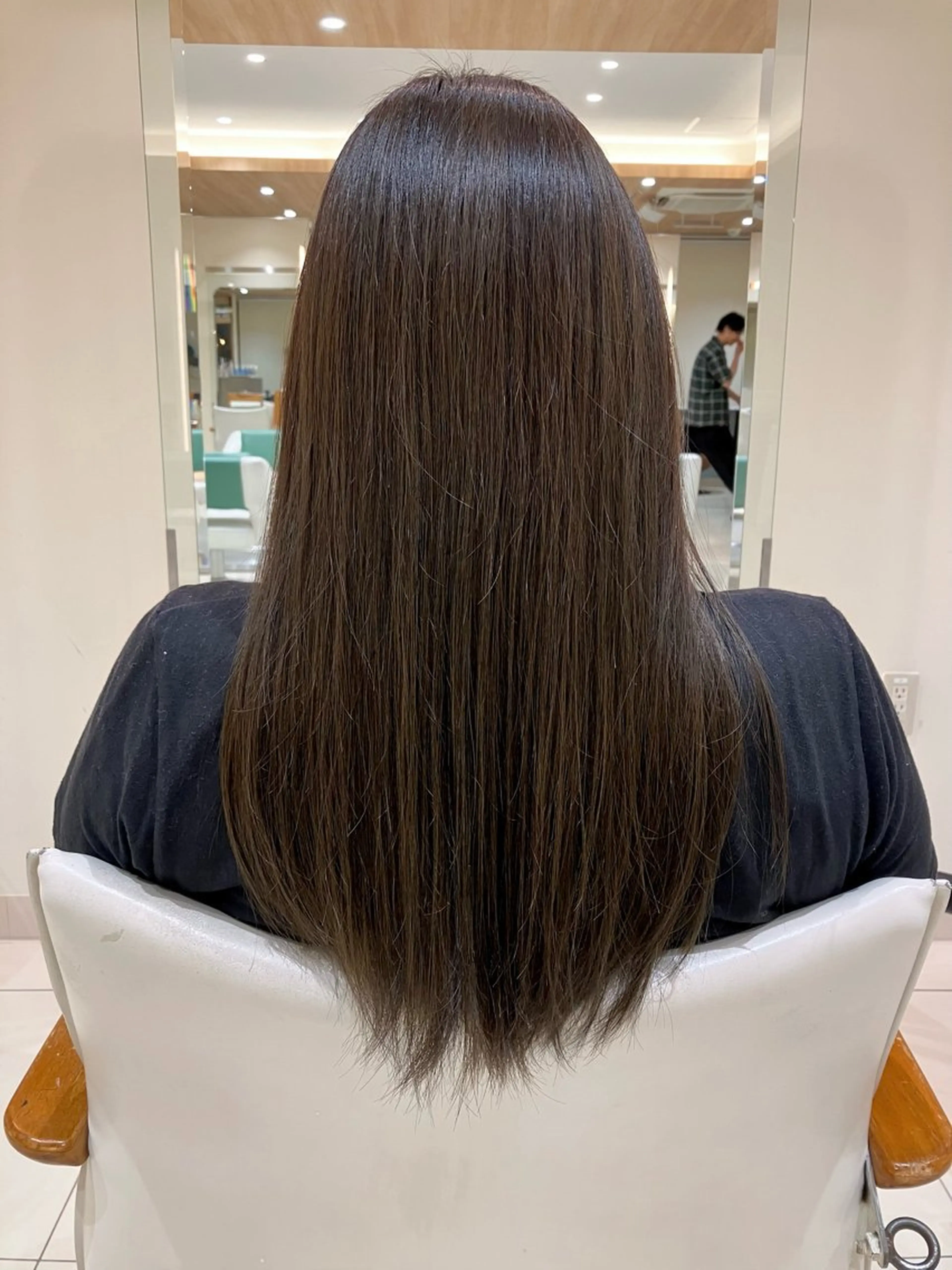セミロング カラー グレージュ オリーブグレージュ オリーブグレー 横山 鈴名のヘアスタイル