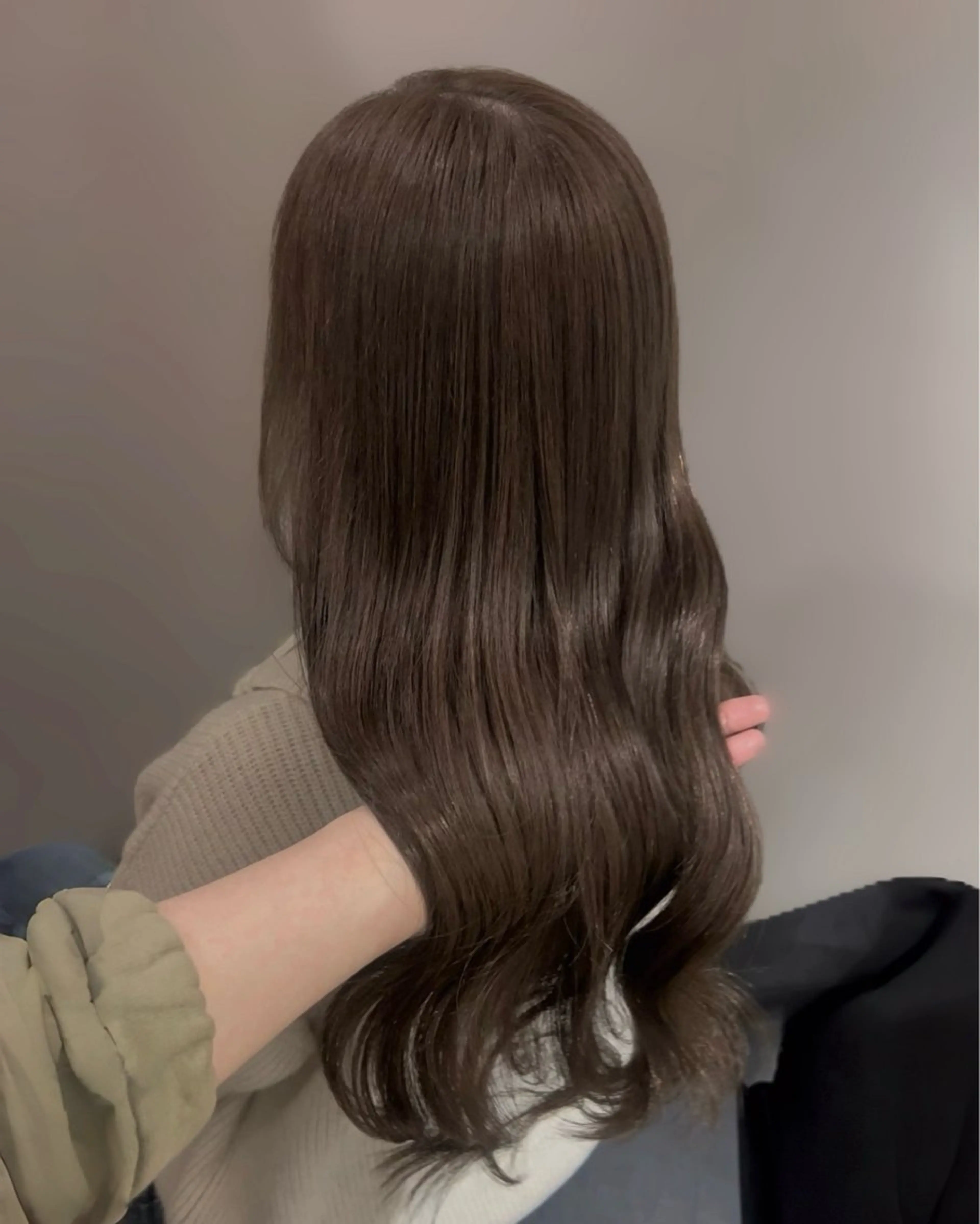 ミディアム カラー パーマ アッシュ アッシュグレー アッシュグレージュ ベージュカラー ブリーチ カット ヘアカラー トリートメント ブリーチなし/ ベージュ/akiraのヘアスタイル