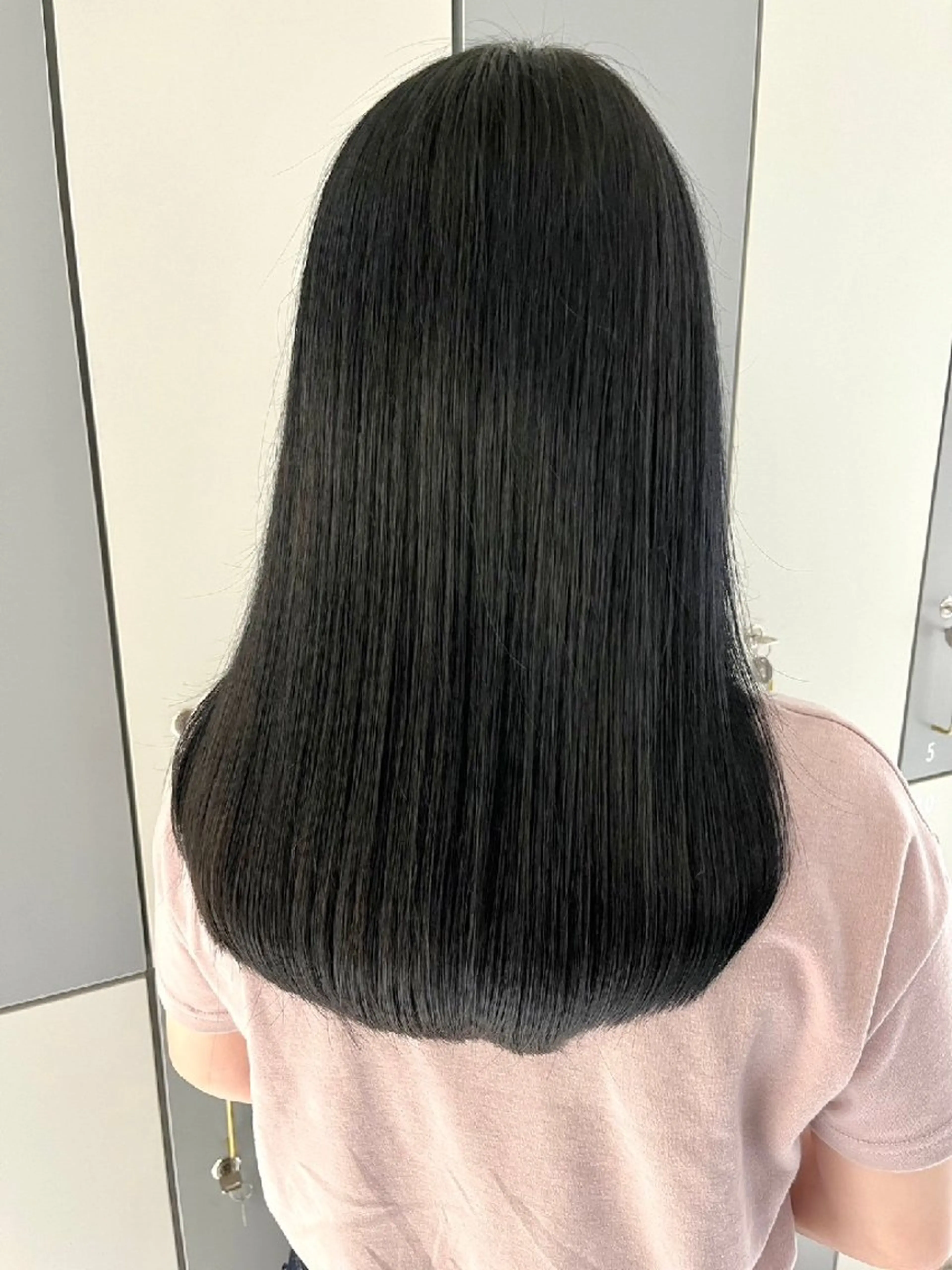 セミロング カラー LOVEST クロサカ ユウナのヘアスタイル