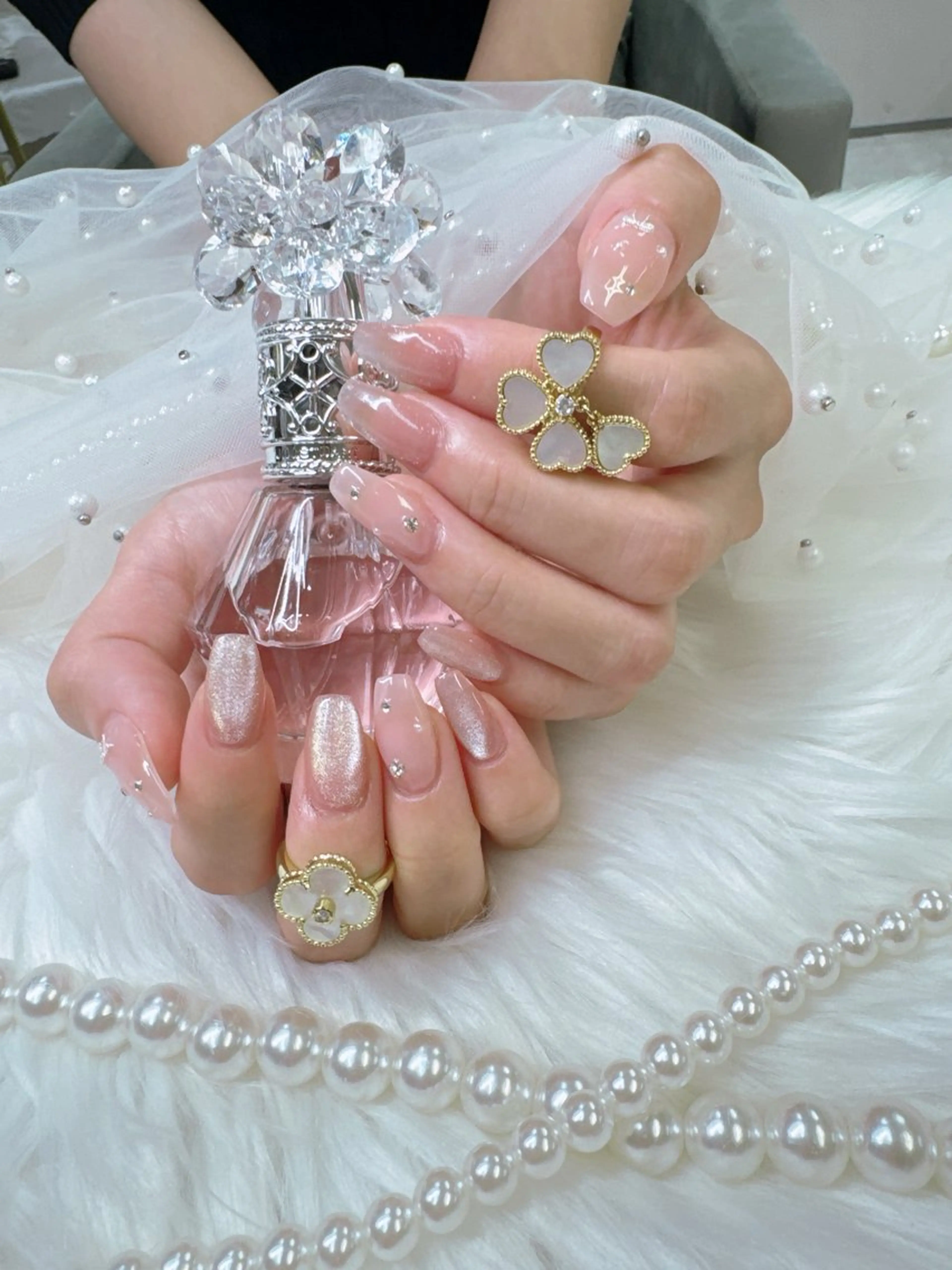ネイル ボルドー チークネイル ドット 長さ出し フレンチネイル ハンドネイル クイーンズネイル銀座所属・Queeens nailのネイルデザイン