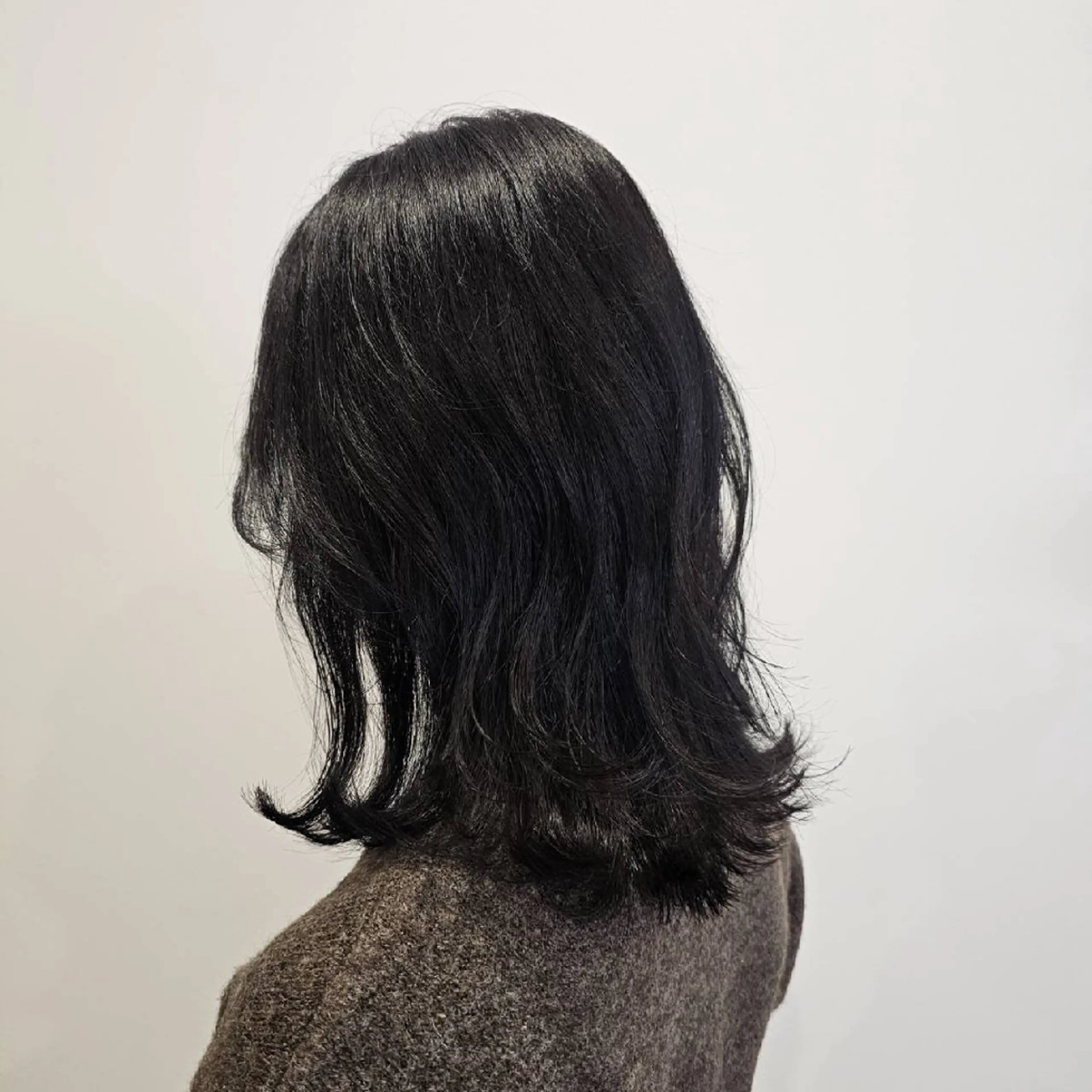 ミディアム カラー 黒髪 くびれヘア 韓国風ヘア O.hair designers所属・シールエクステ🎀 ホシノ🕒ユウカのヘアスタイル