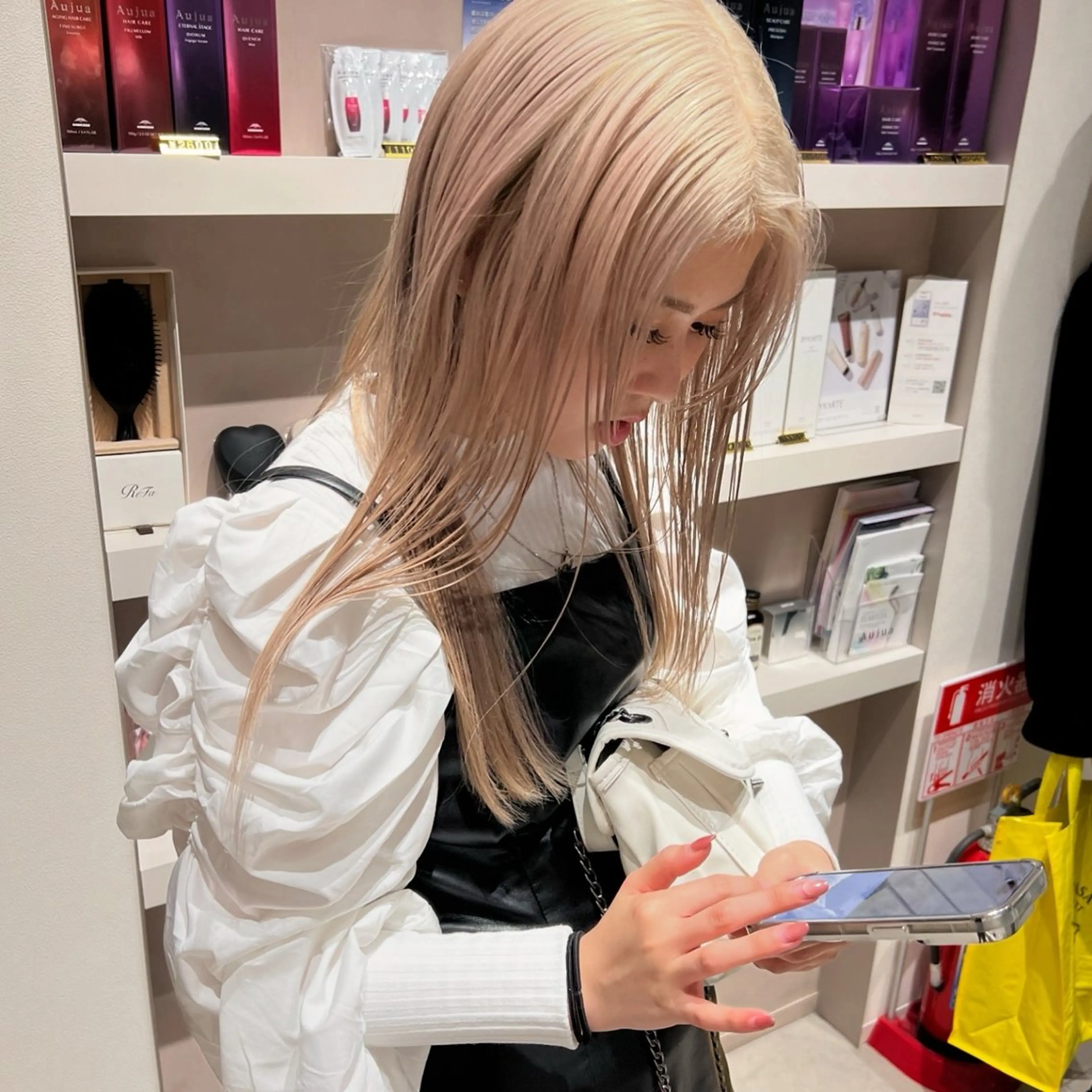 ミディアム カラー アッシュ アッシュブラウン ブリーチ ブラウンカラー ケアブリーチ ヘアカラー トリートメント ヘアセット ニュアンスレイヤー ハイトーンカラーのヘアスタイル