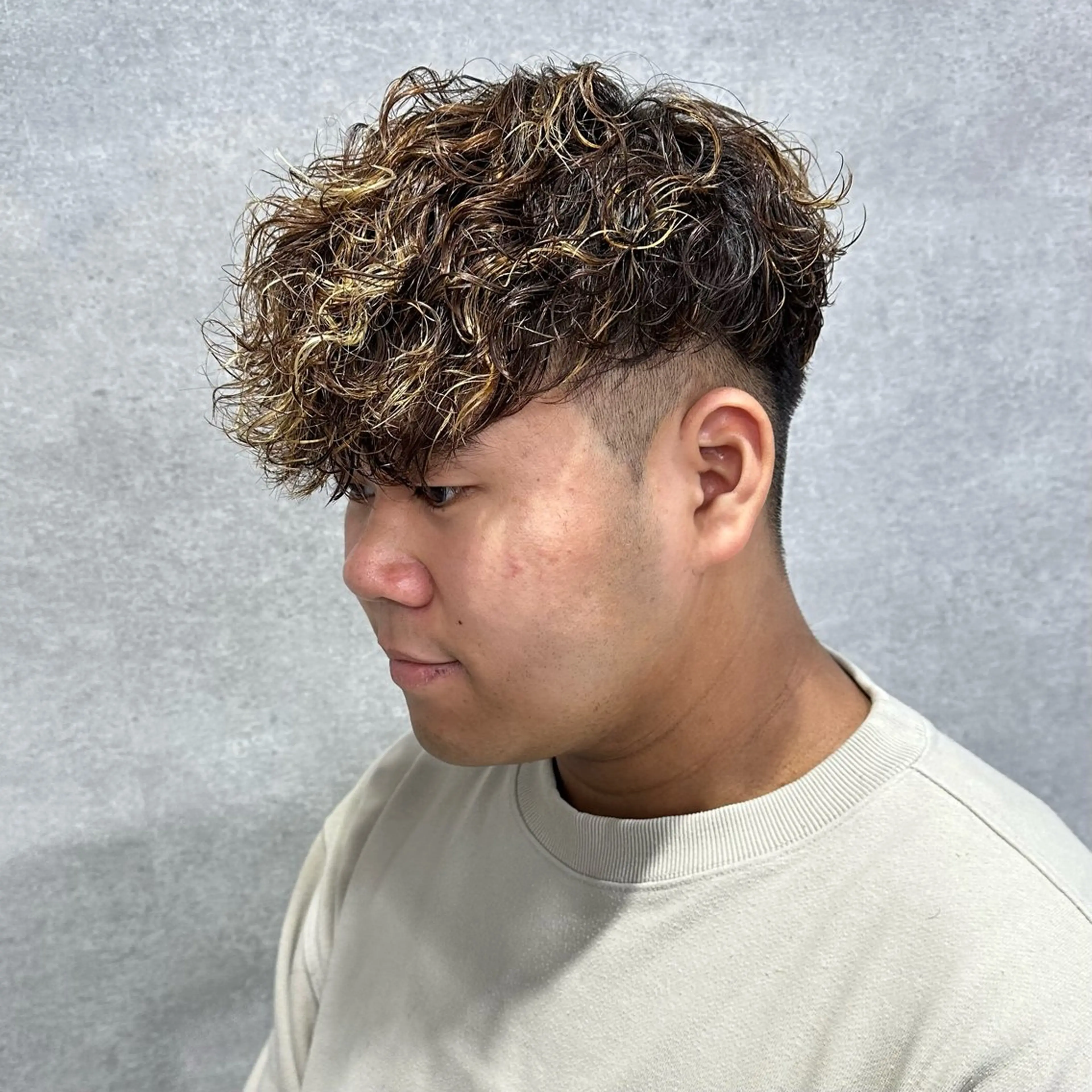 ショート カラー パーマ ヘアアレンジ メンズ センターパート メンズハイライト マッシュ メンズパーマ スペインカール SKILL ikebukuro所属・✂️メンズカット ひろき✂️のヘアスタイル