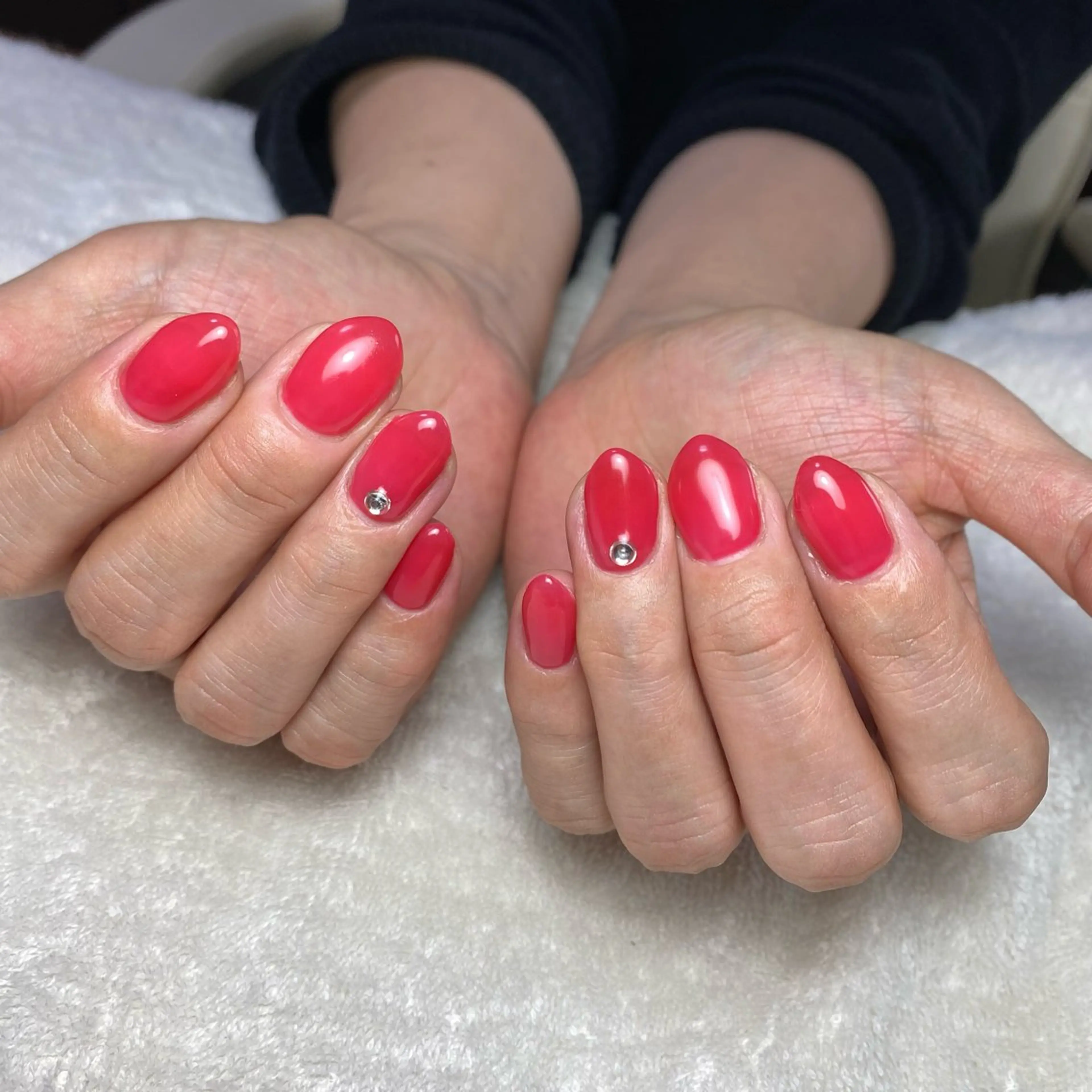 ネイル 赤色 夏ネイル ハンドネイル COCO+所属・COCO +のエステ・リラクイメージ
