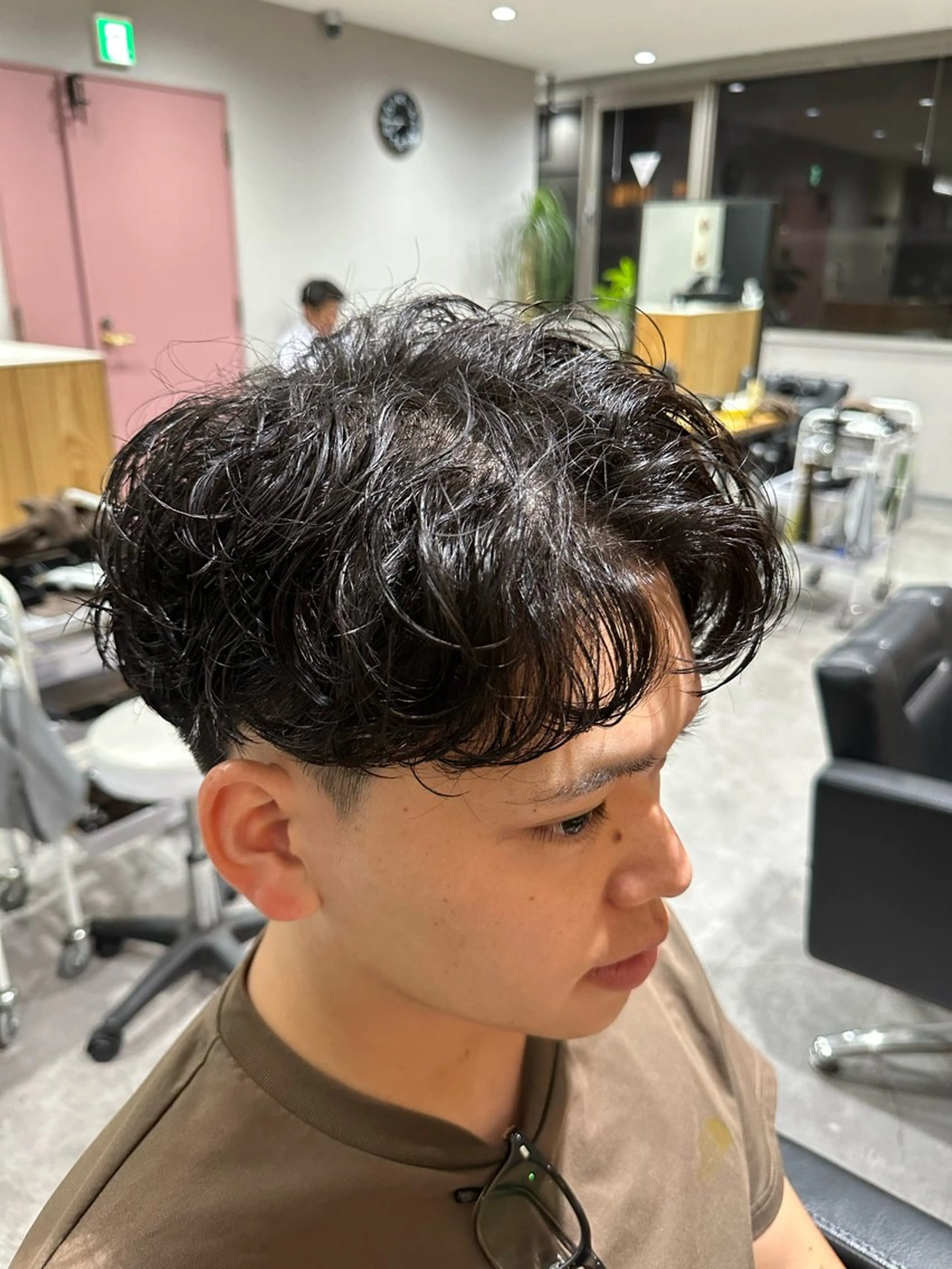 ミディアム パーマ ヘアアレンジ メンズ ミディアムパーマ センターパート カルマパーマ メンズパーマ カット パーマ Mens Salon Gray by NYNY所属・メンズ特化美容師 コーショーのヘアスタイル