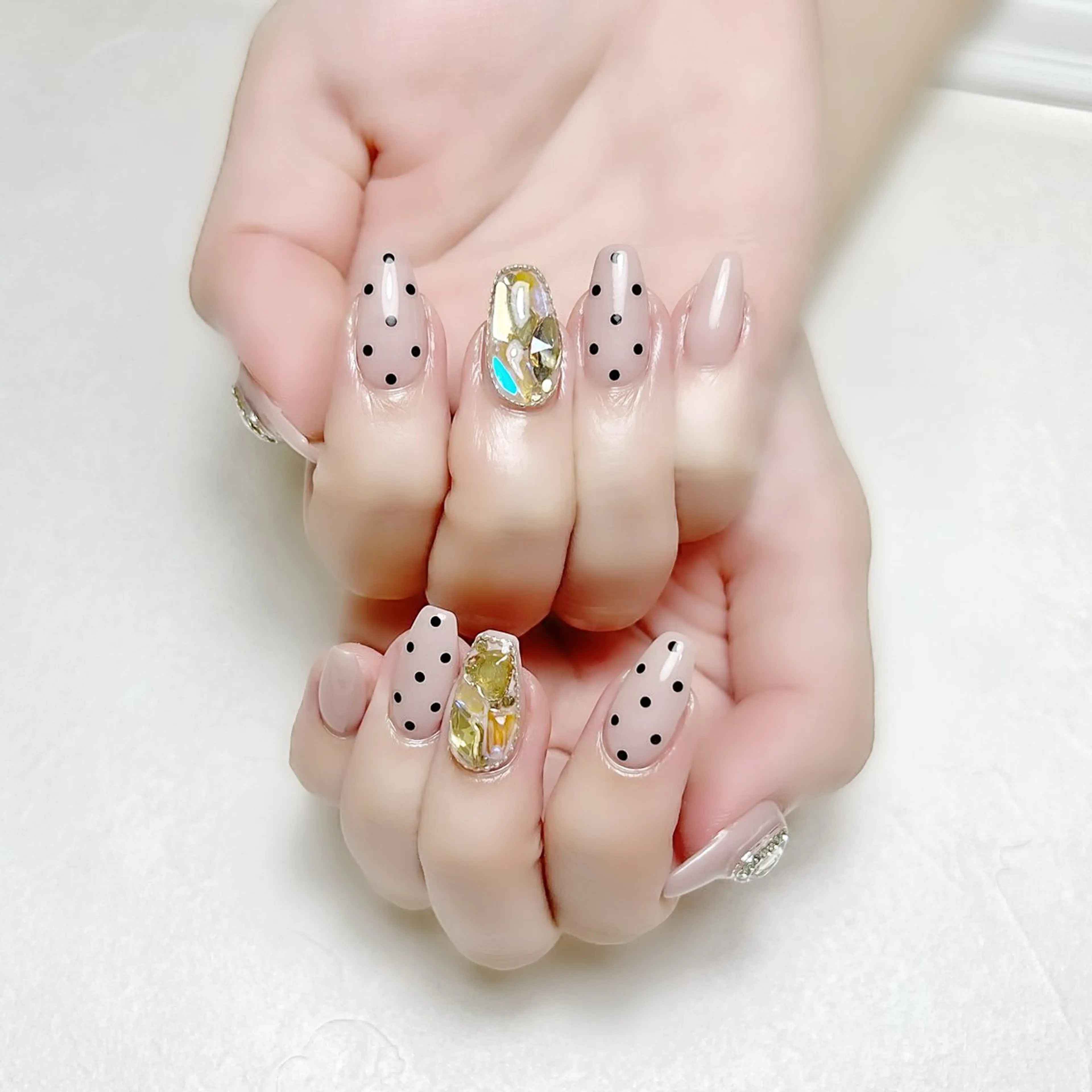 ネイル ドット ガーリー キラキラネイル 夏ネイル ワンホンネイル rouse nail RISATOのネイルデザイン