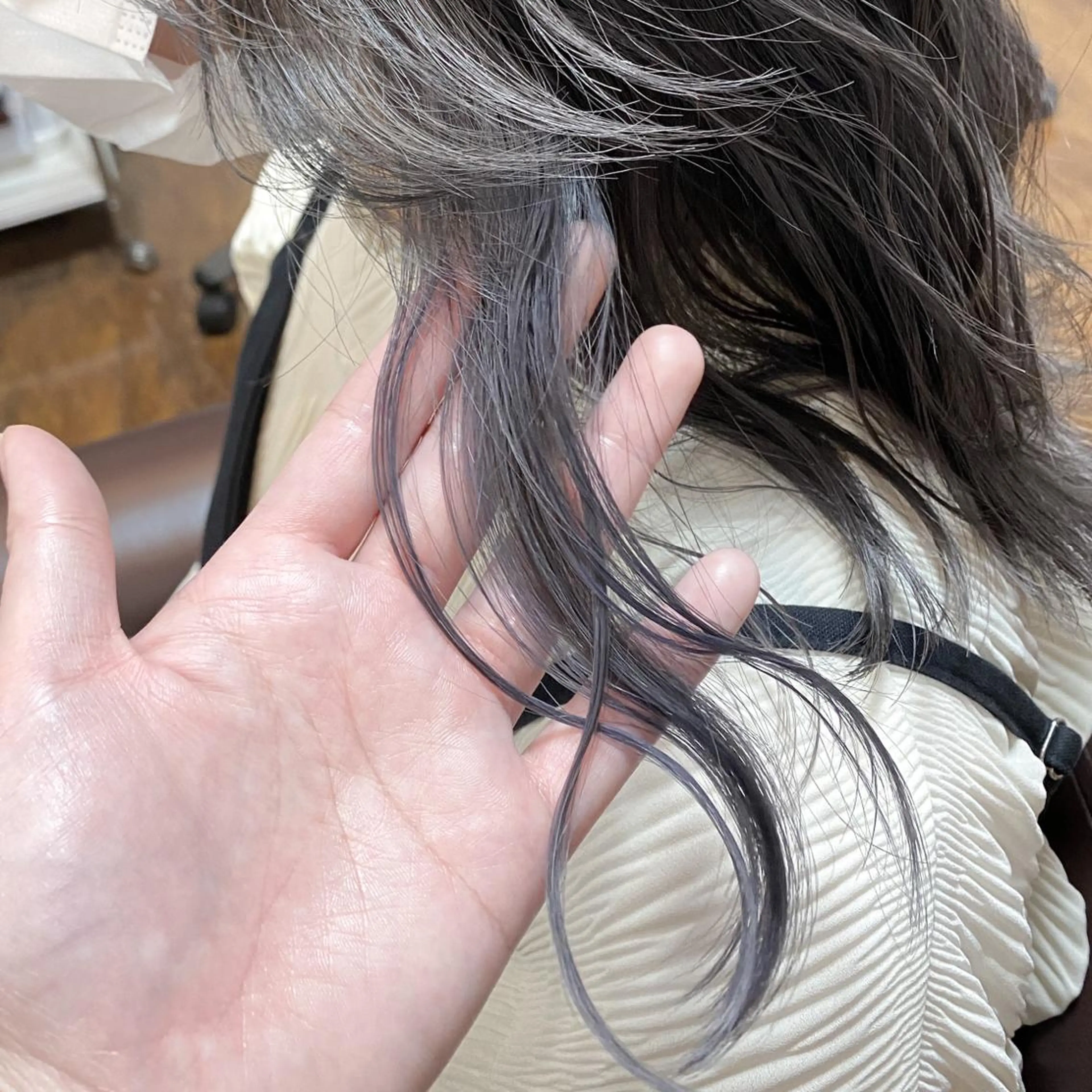 カラー ブリーチ イヤリングカラー グレージュ Salonde  COCO所属・メンズパーマ/ RIOのヘアスタイル