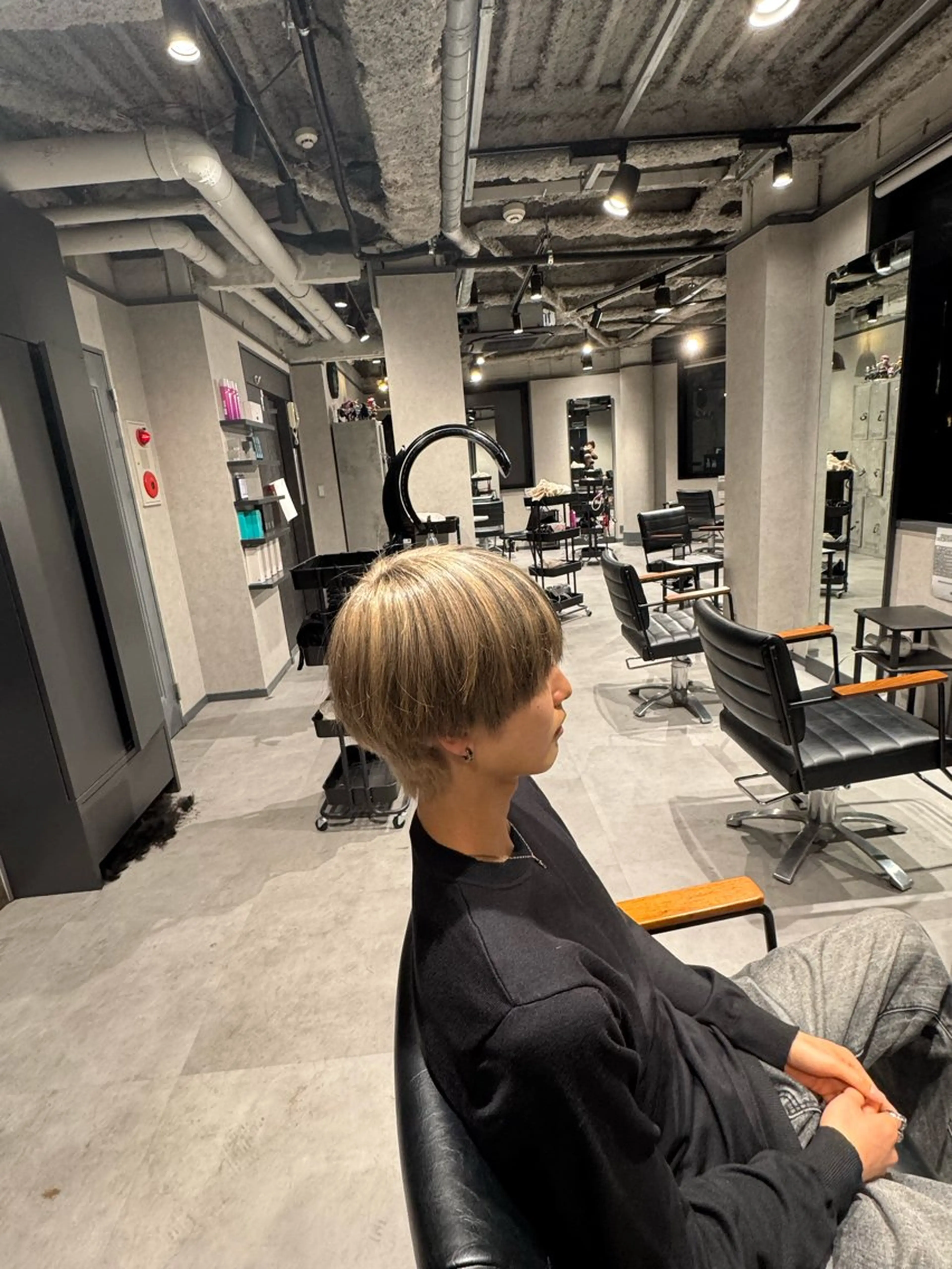 カラー メンズ カット ヘアカラー 毛流れ特化愁斗 センターパートパーマのヘアスタイル