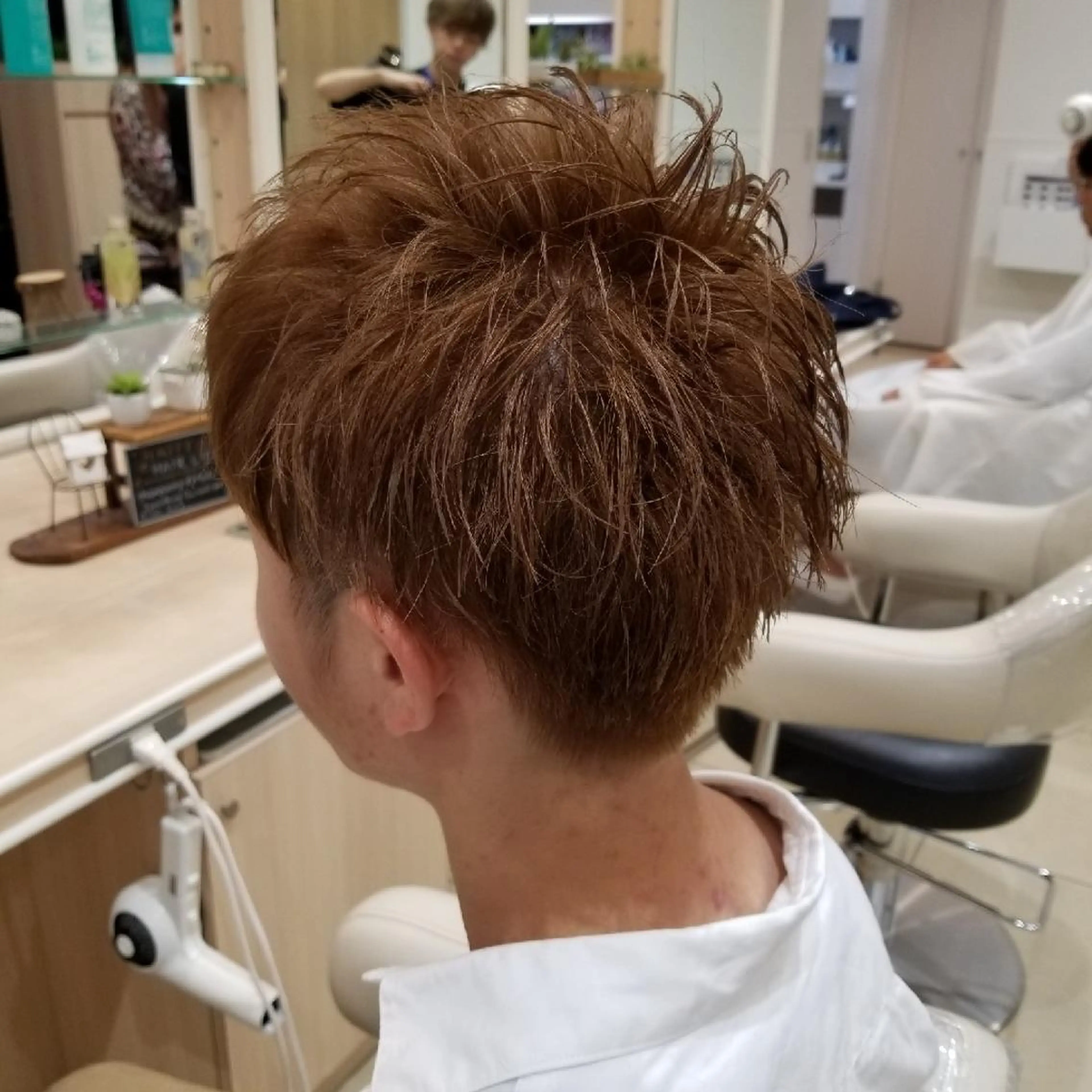 ショート カラー 山内 佐江子のヘアスタイル