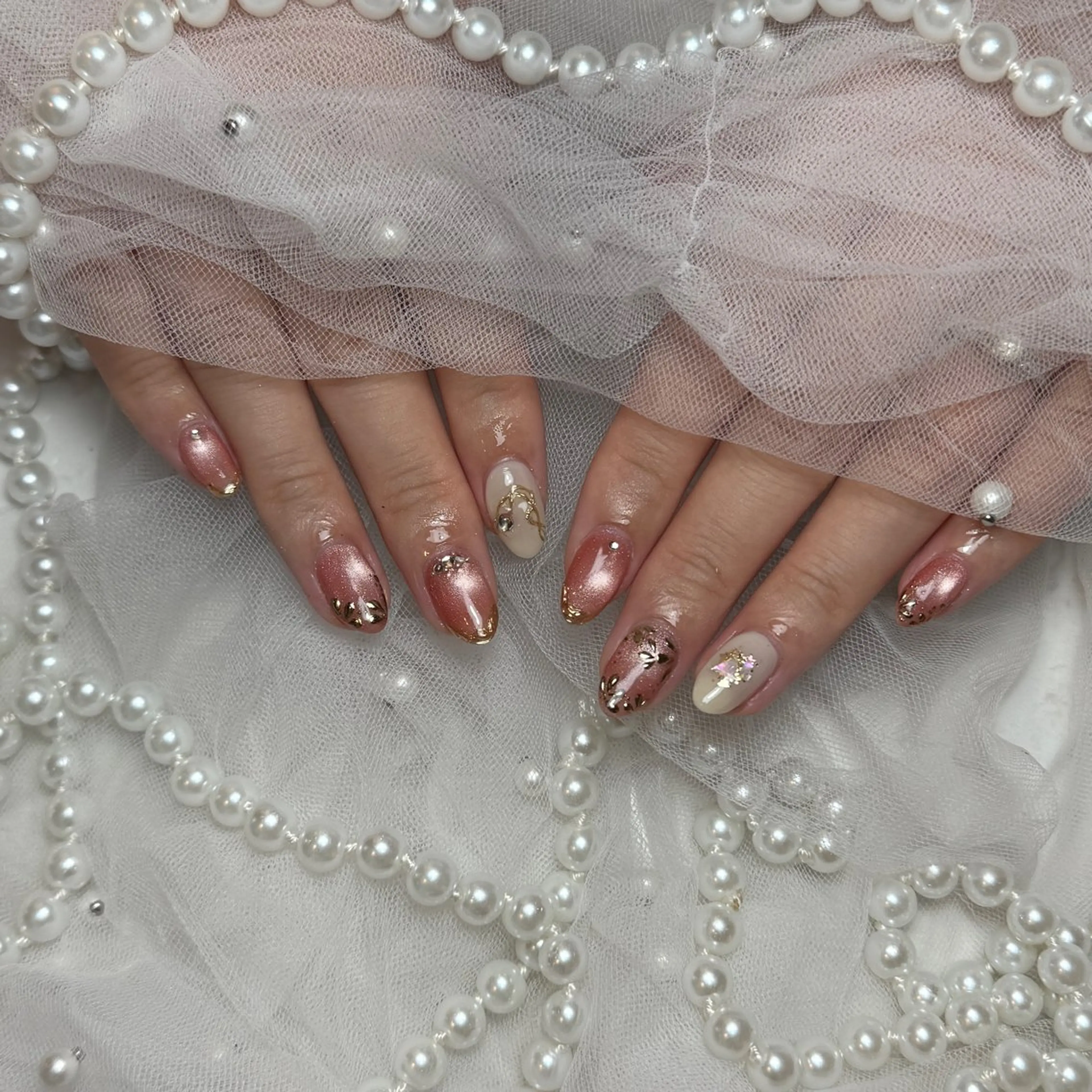 ネイル アートネイル フラワーネイル ゴールド ミラーネイル ブライダルネイル ハンドネイル Dig.nail ririaのネイルデザイン