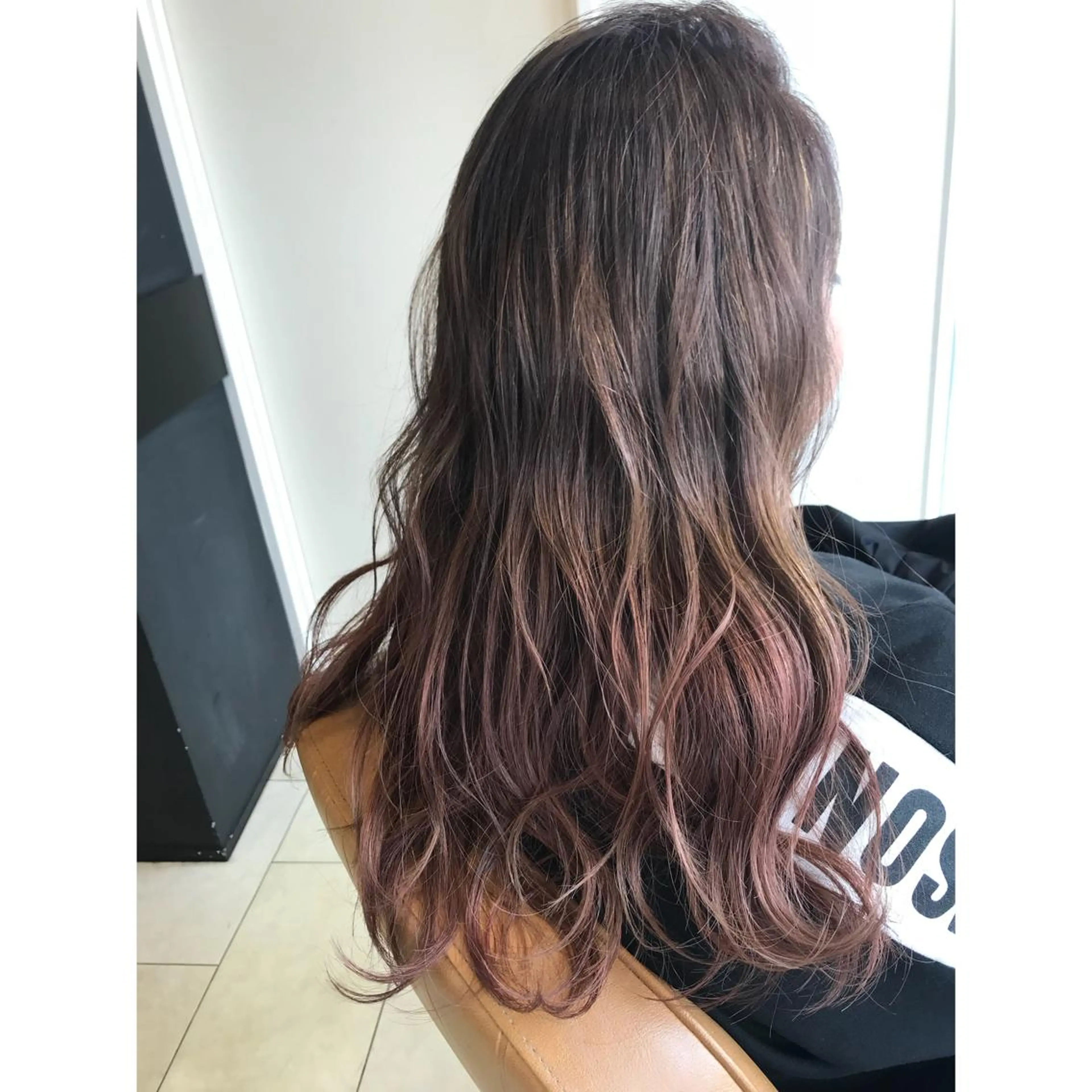 ロング カラー ブリーチ グラデーションカラー ハイライトカラー ピンクカラー ハイライト 坂西 春果のマツエク・マツパデザイン