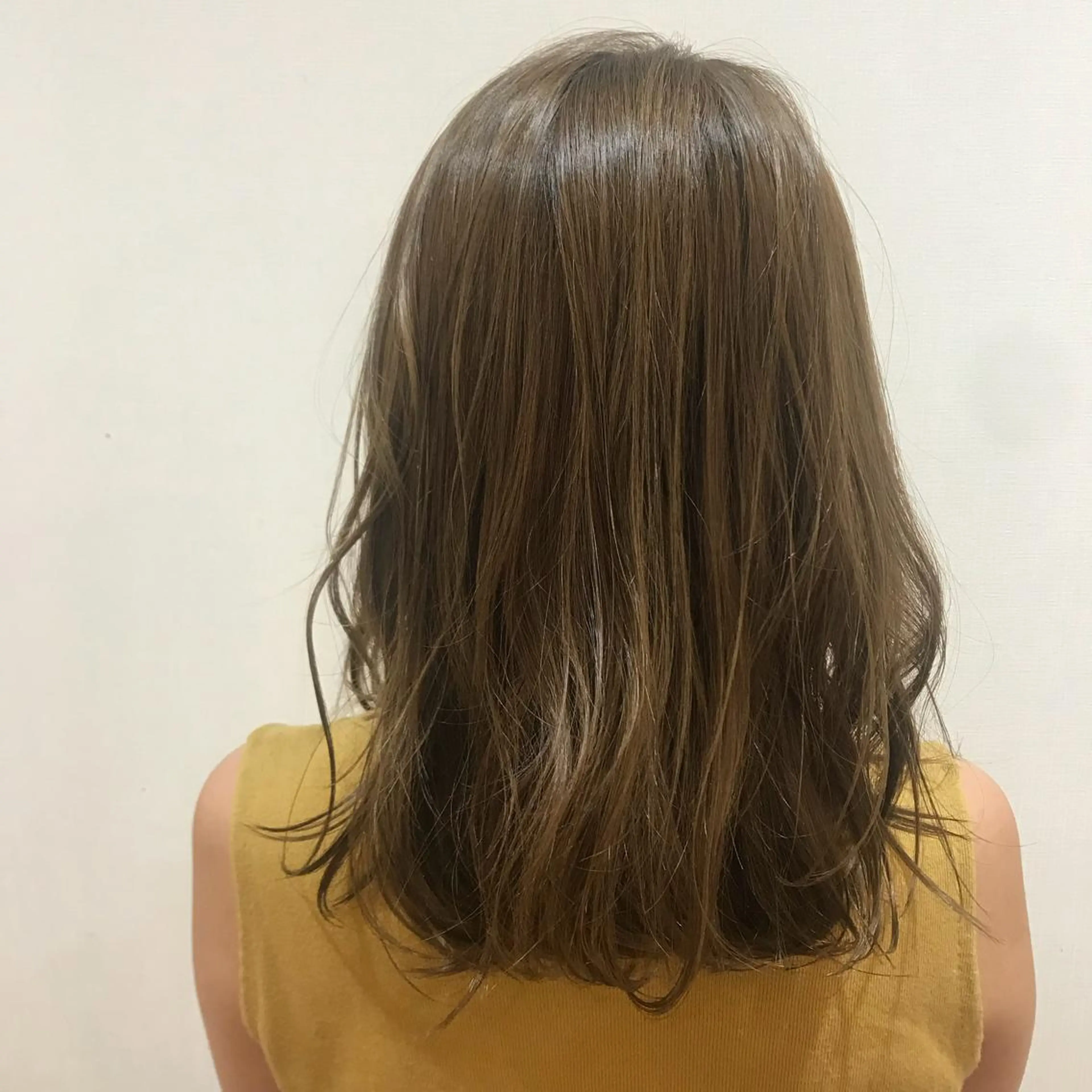 セミロング カラー アッシュ ハイトーンカラー サロウィン浦和所属・愛されヘア/ 暖色カラー/まいこのヘアスタイル