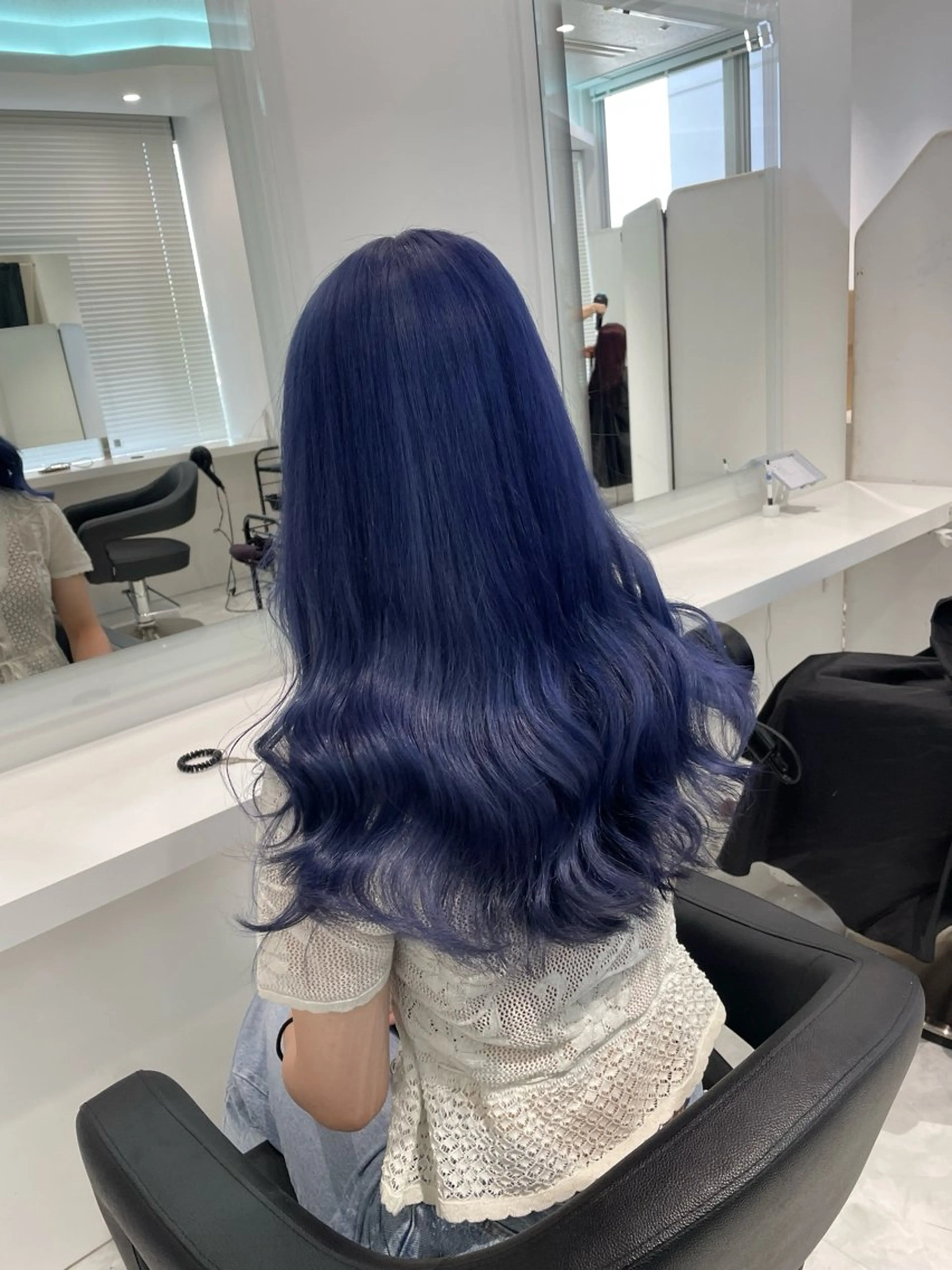 セミロング カラー ヘアアレンジ ブルーカラー ケアカラー ダブルカラー 髪質改善 🩵ダメージレス艶感 ハイトーン🩷のヘアスタイル