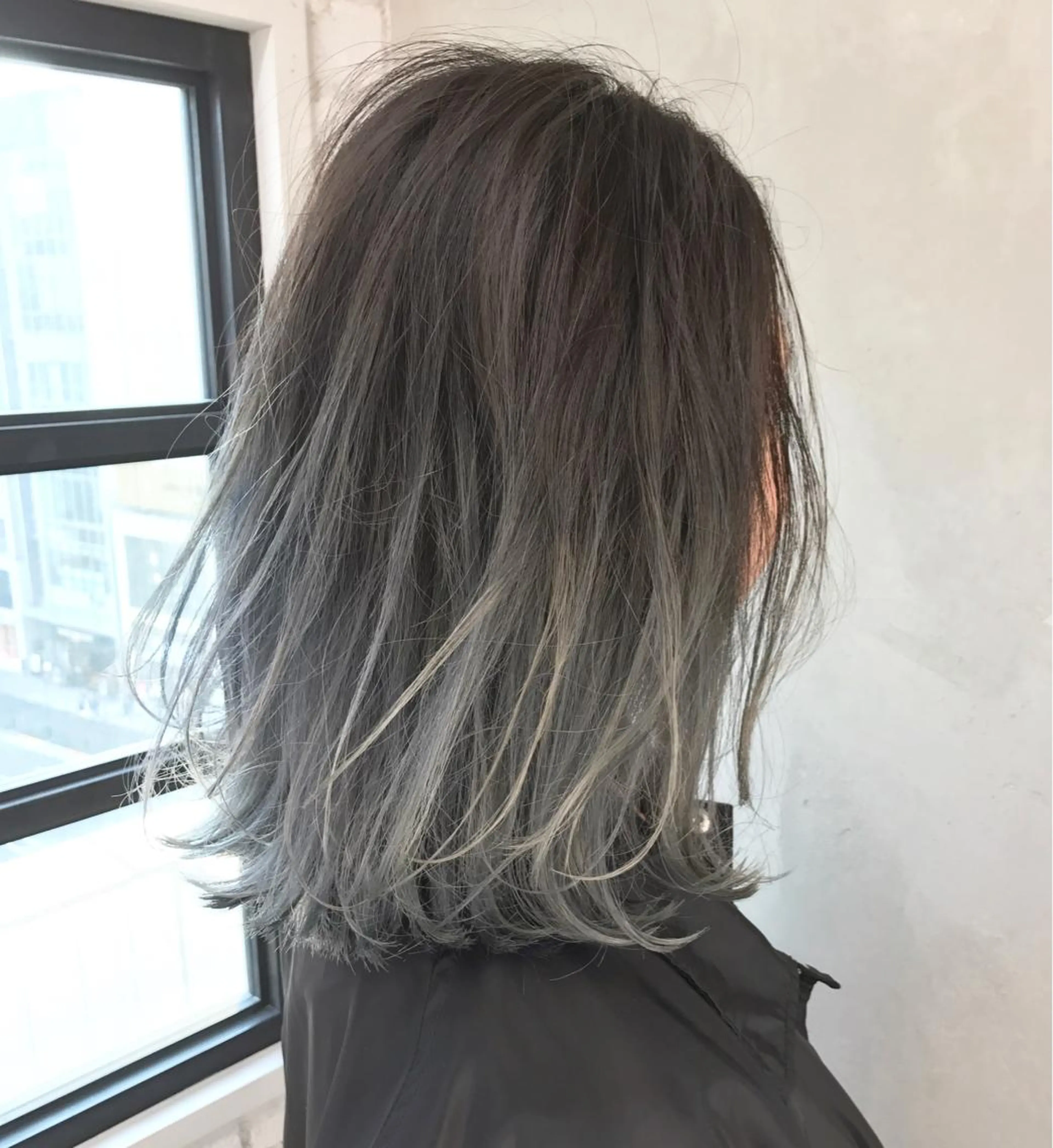 ミディアム カラー TOMOYAレイヤー ブリーチ縮毛矯正のヘアスタイル