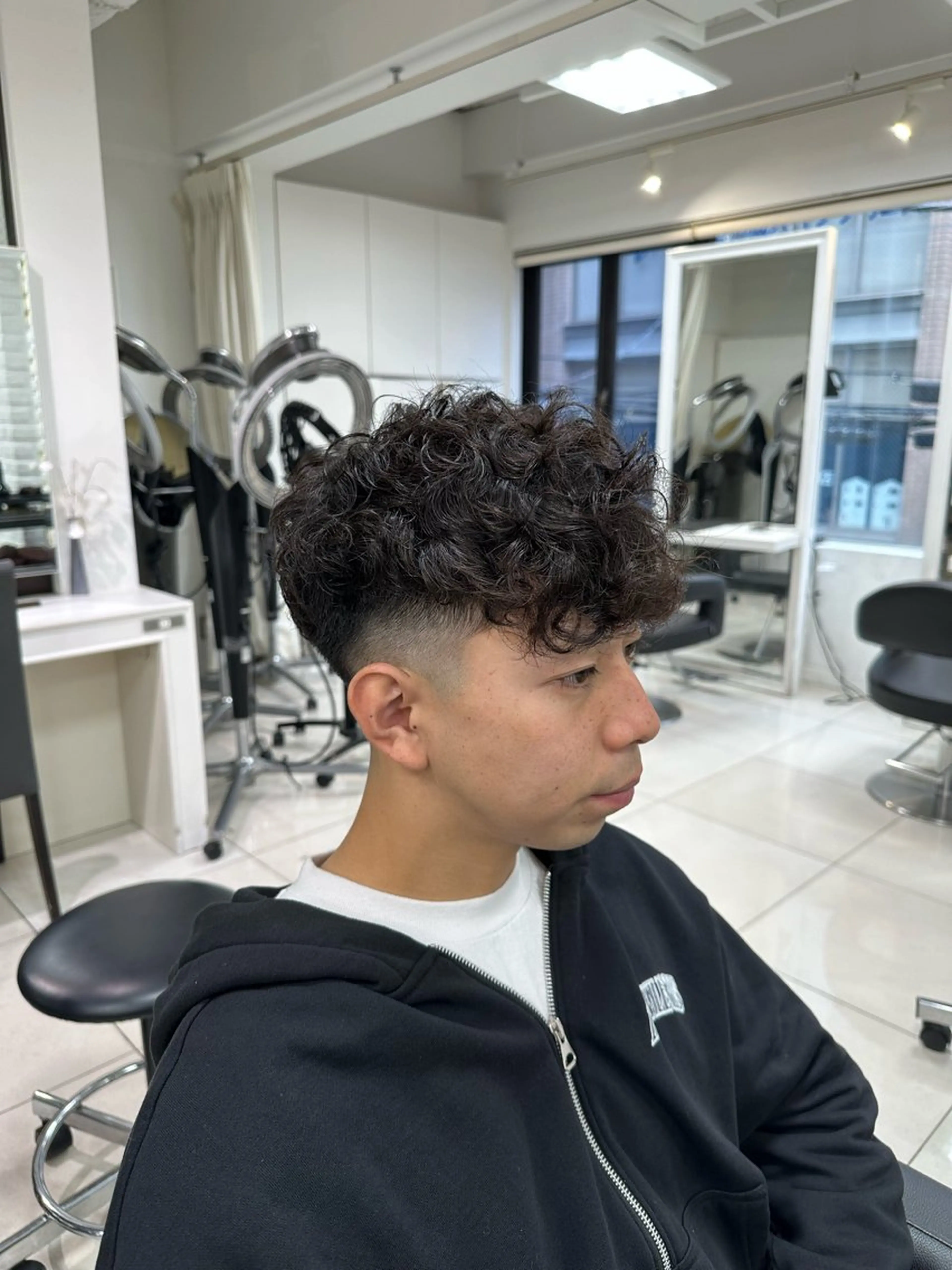 ショート パーマ メンズ スペインカール 刈り上げ カット パーマ トリートメント フェザーパーマ職人 🪶ryosukeのヘアスタイル