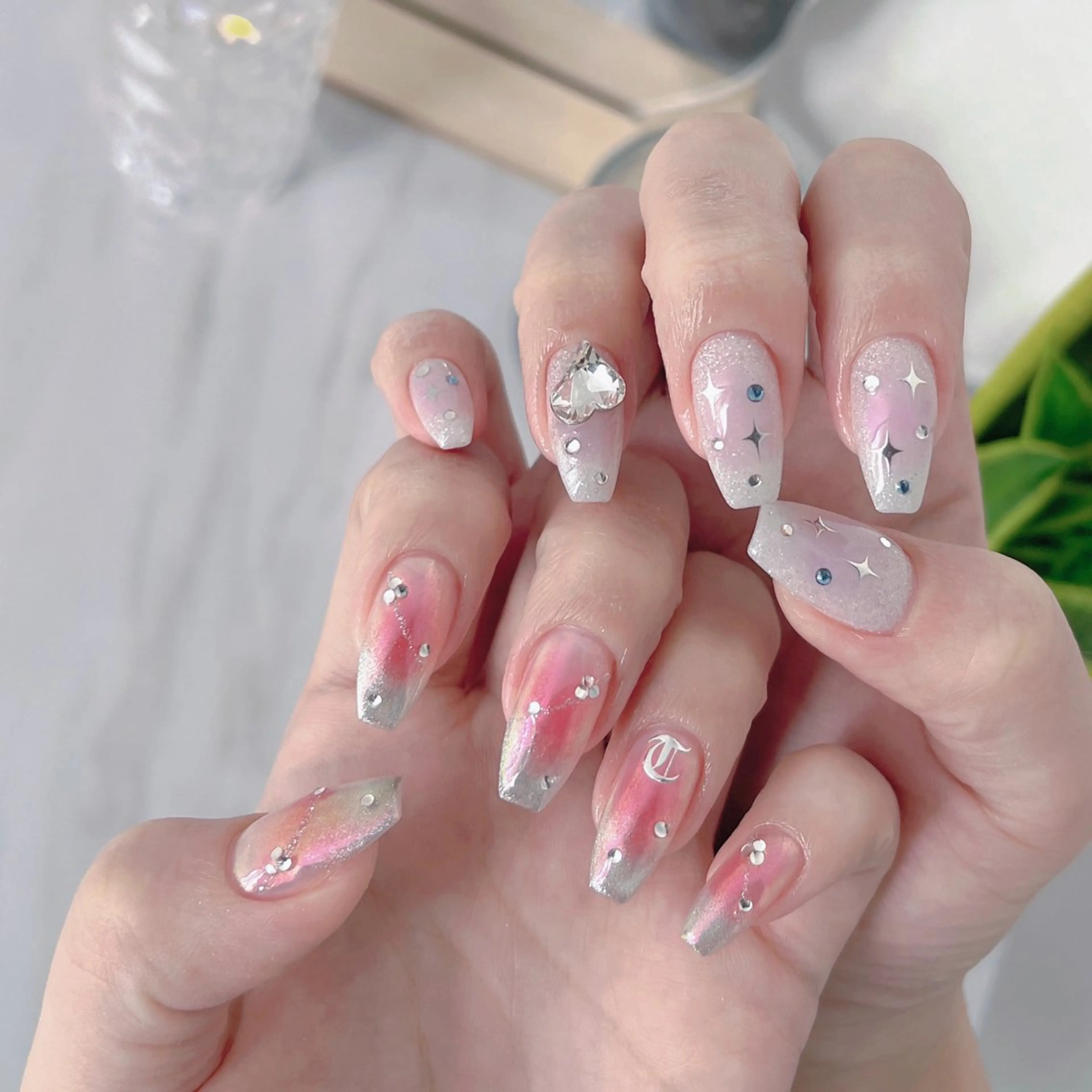 ネイル フットネイル フレンチネイル ジェルネイル ラメ(グリッター) ラメグラデーション ハンドネイル NEO Beauty Salon所属・𝐍𝐄𝐎 𝐉𝐔𝐑𝐈のネイルデザイン