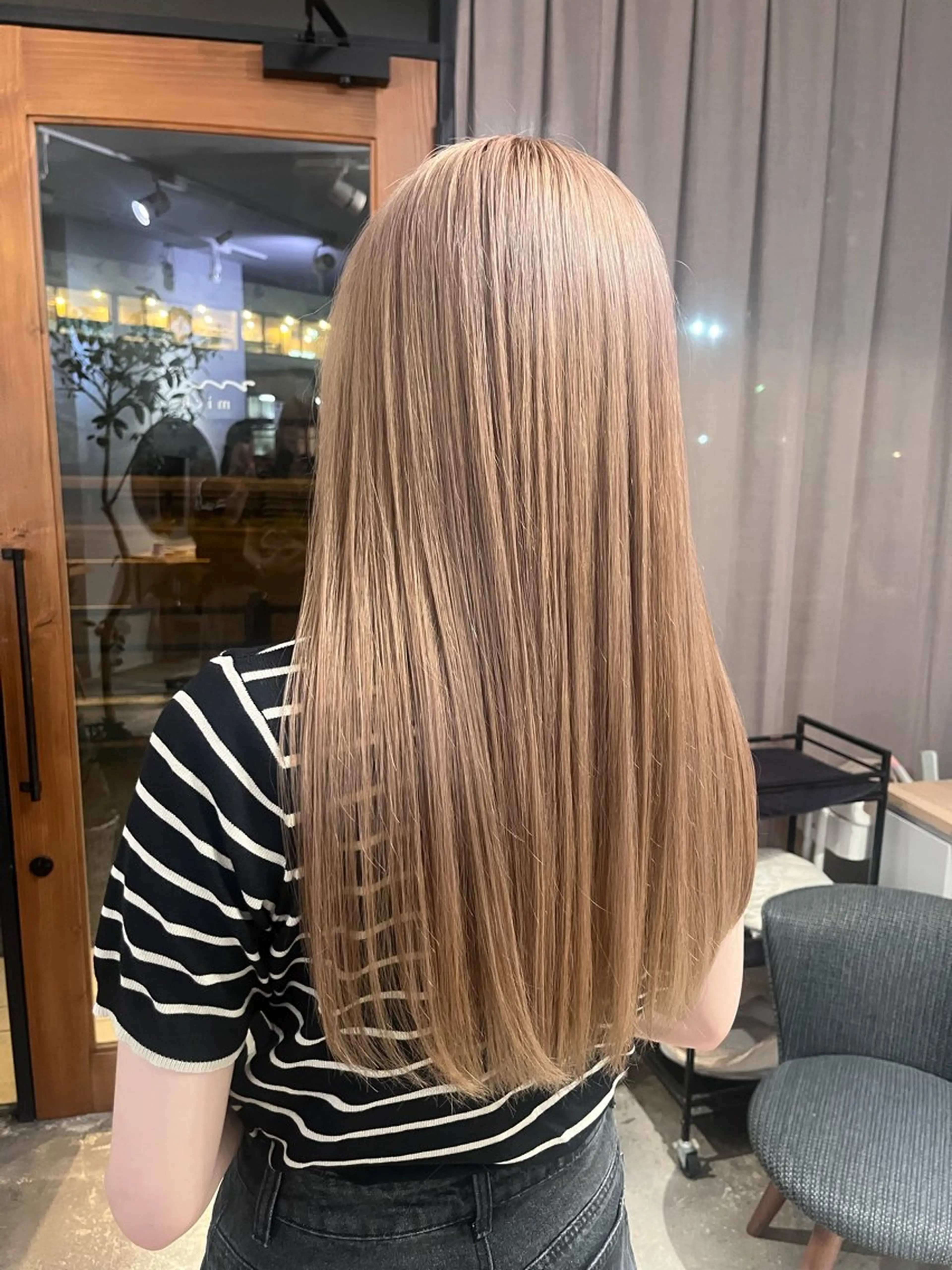 ロング カラー ベージュカラー ブリーチ ミルクティーベージュ ヘアカラー 友 美海のヘアスタイル