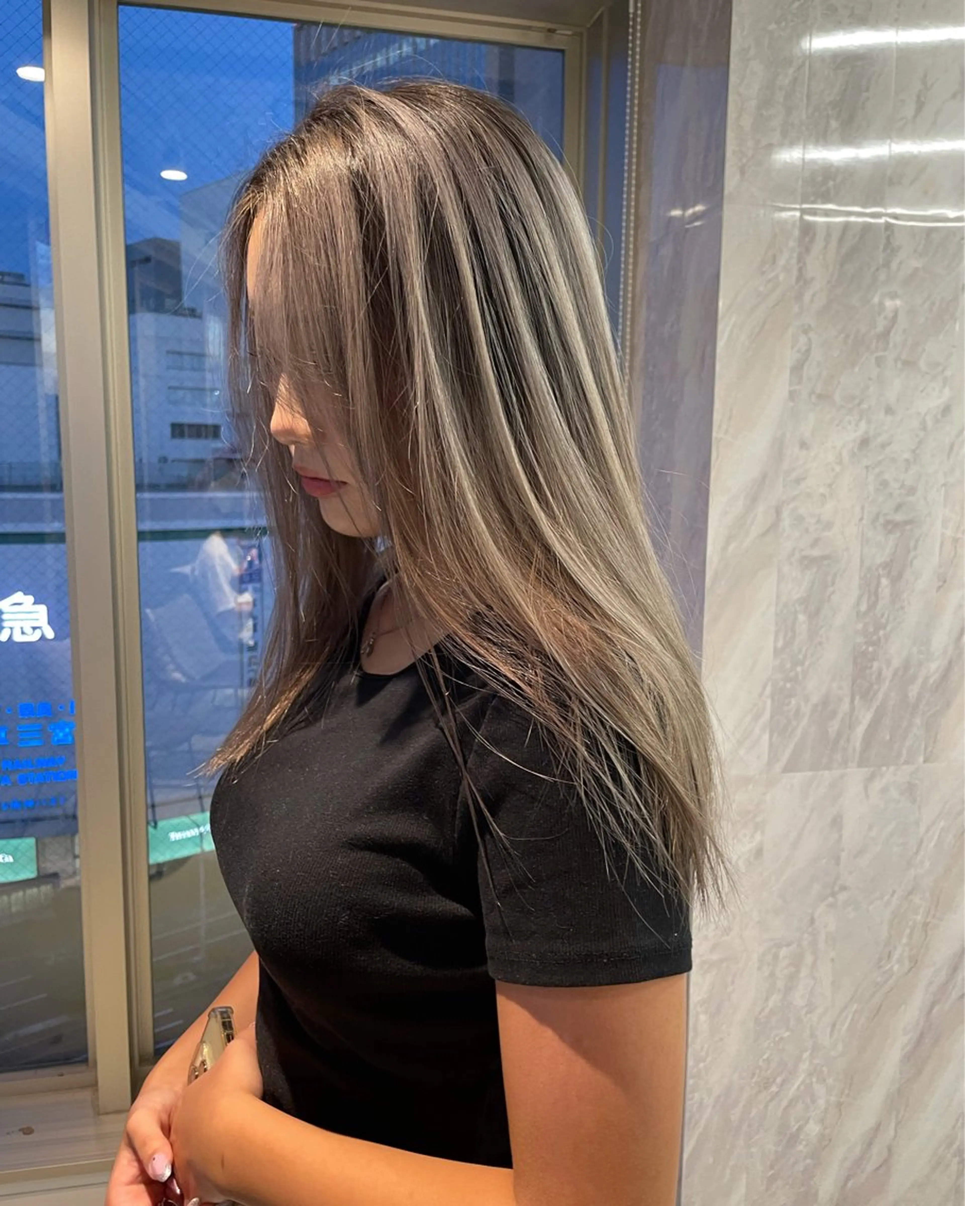セミロング カラー ヘアアレンジ バレイヤージュ ブリーチ レイヤーカット カット ヘアカラー トリートメント 🎗秋山勇 /三宮指名No.1のヘアスタイル